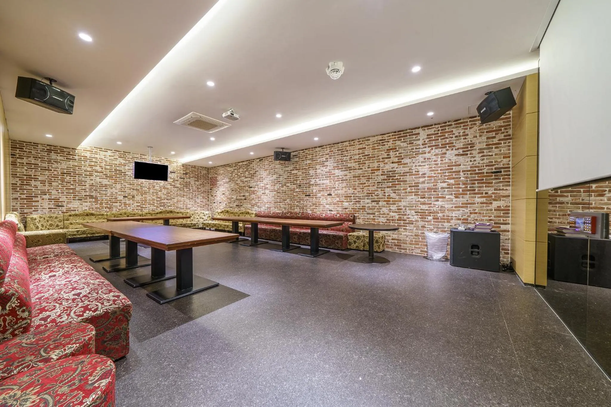 Karaoke in Hotel Maremons