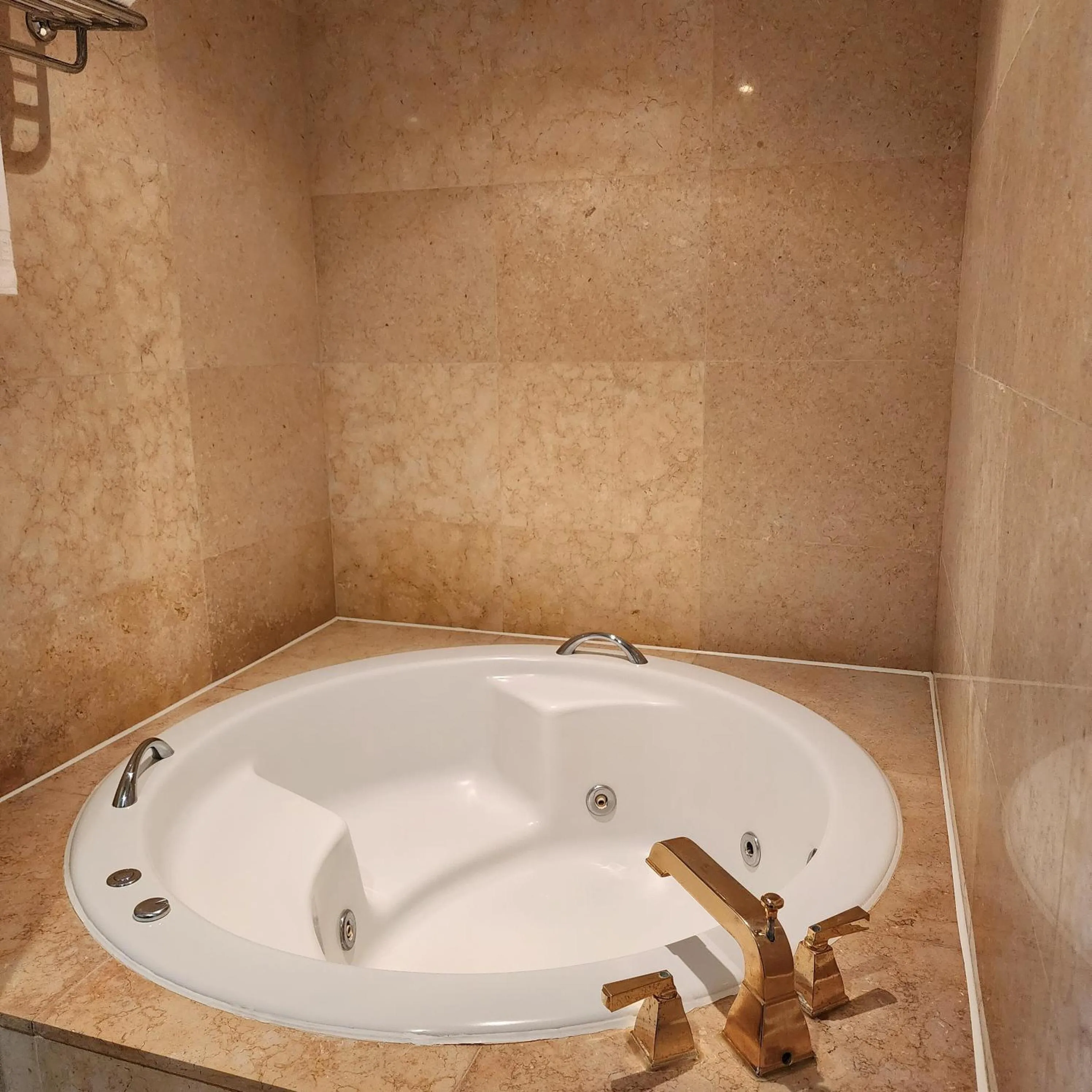 Toilet in Hotel Maremons