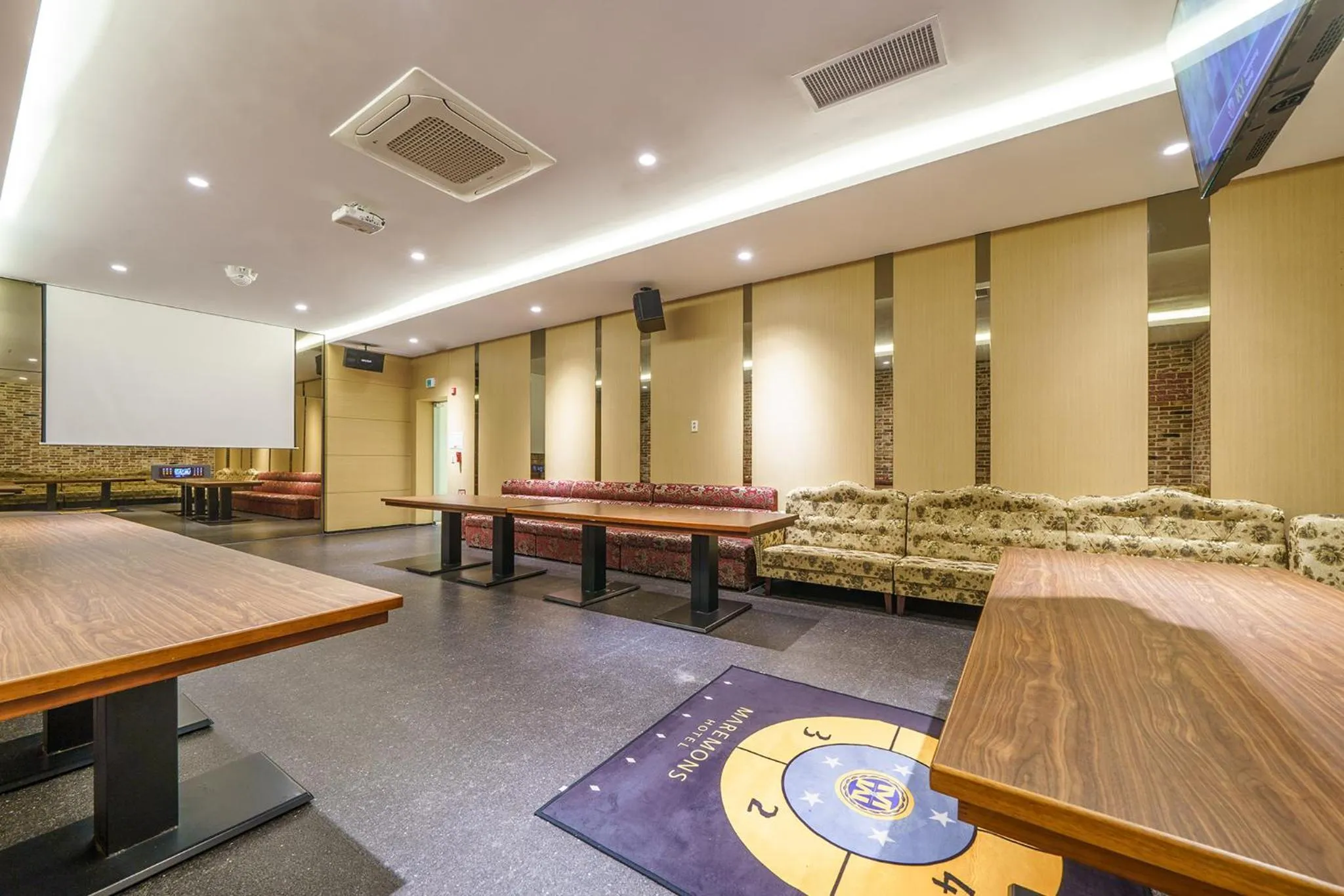 Karaoke in Hotel Maremons