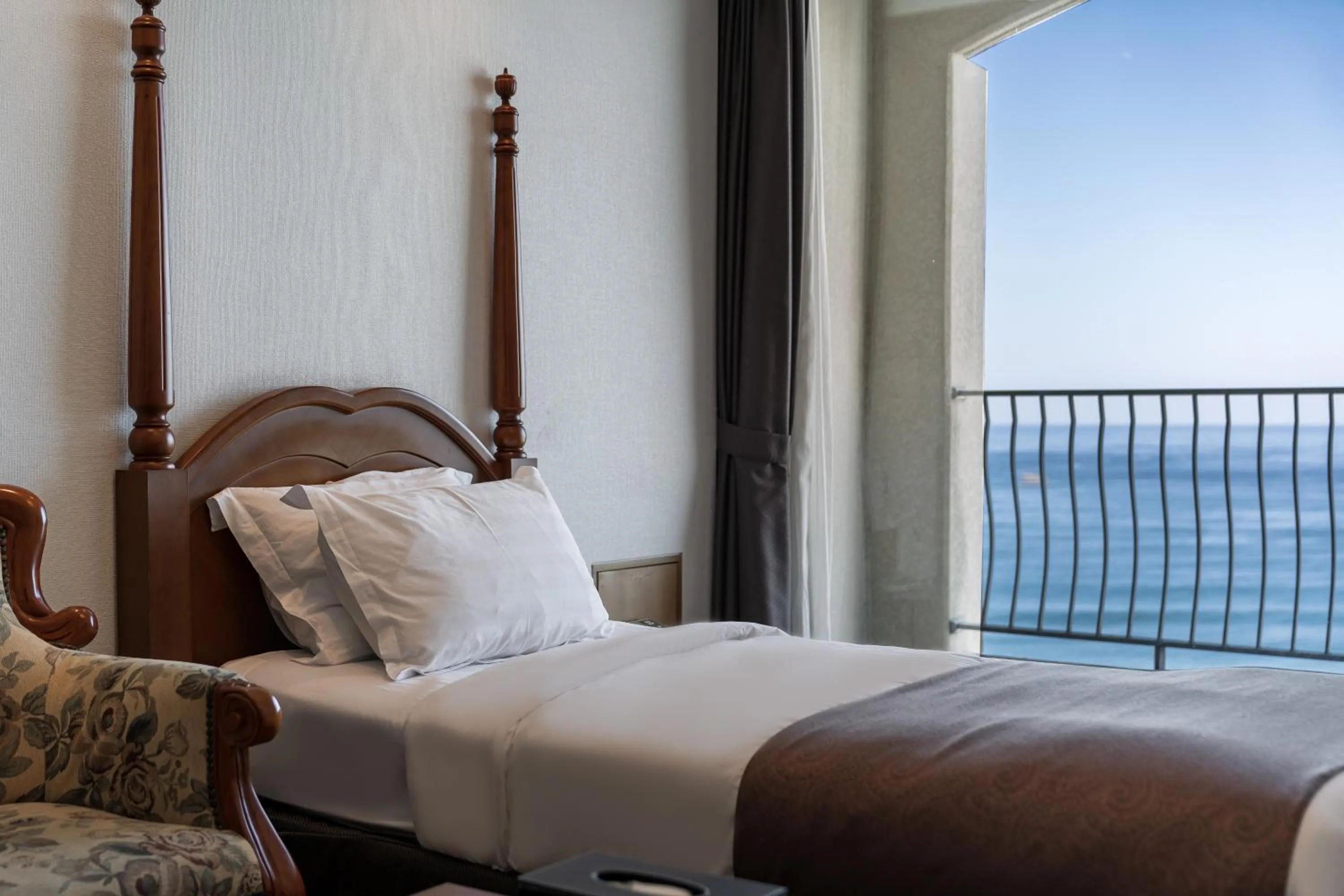 Living room, Bed in Hotel Maremons