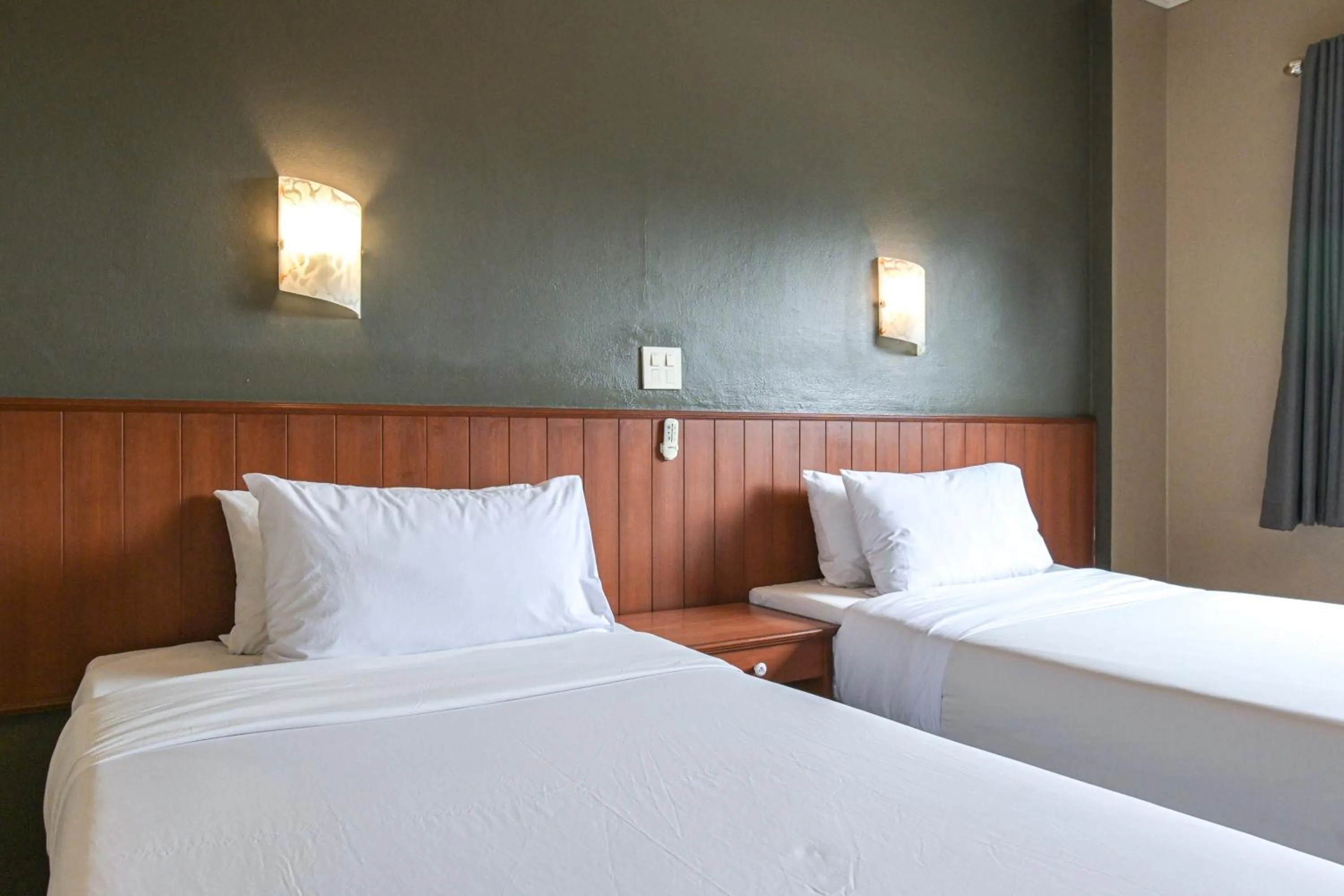 Bedroom, Bed in Rattana Park Hotel