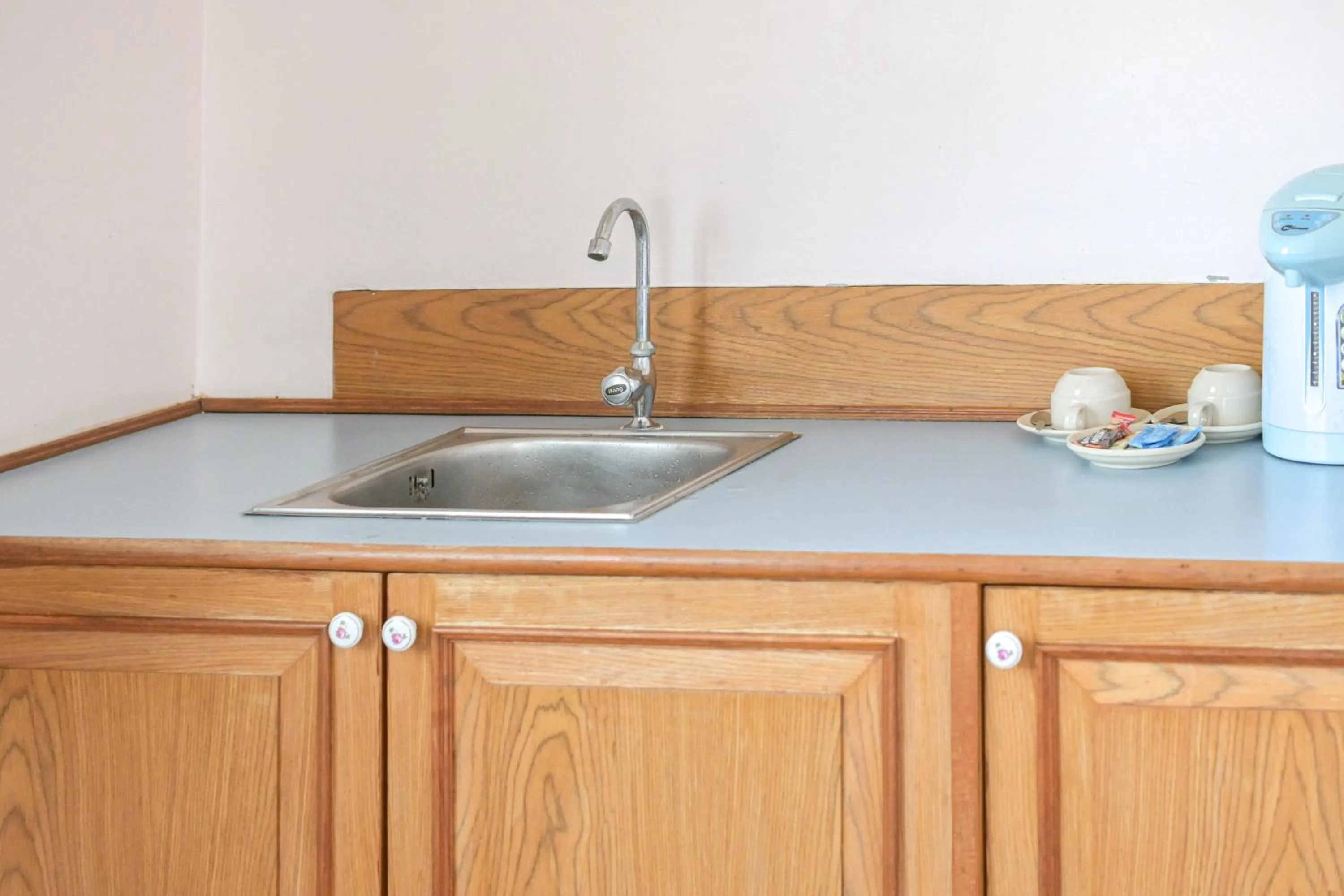 Kitchen or kitchenette in Rattana Park Hotel