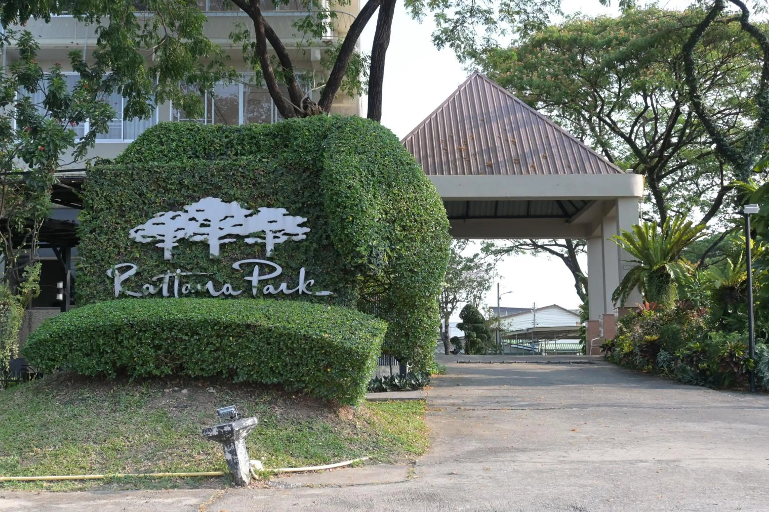 Facade/entrance in Rattana Park Hotel