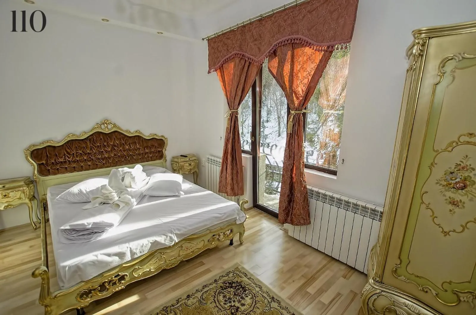 Bed in Hotel Coroana Moldovei
