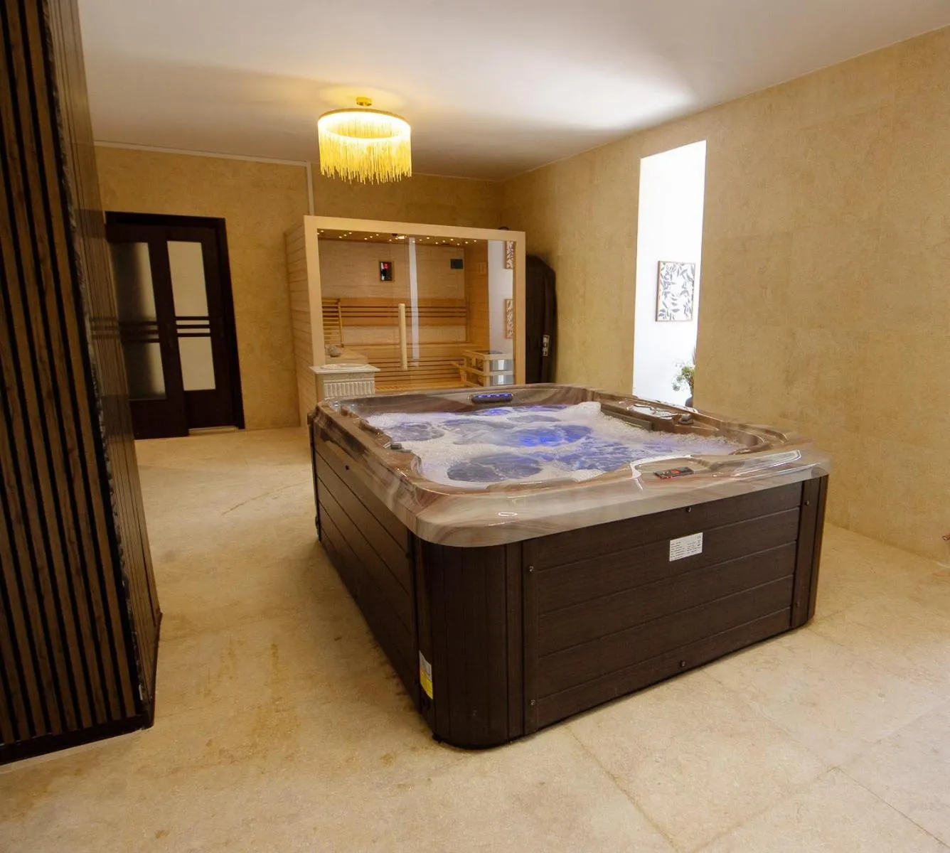 Hot Tub, Bed in Hotel Coroana Moldovei