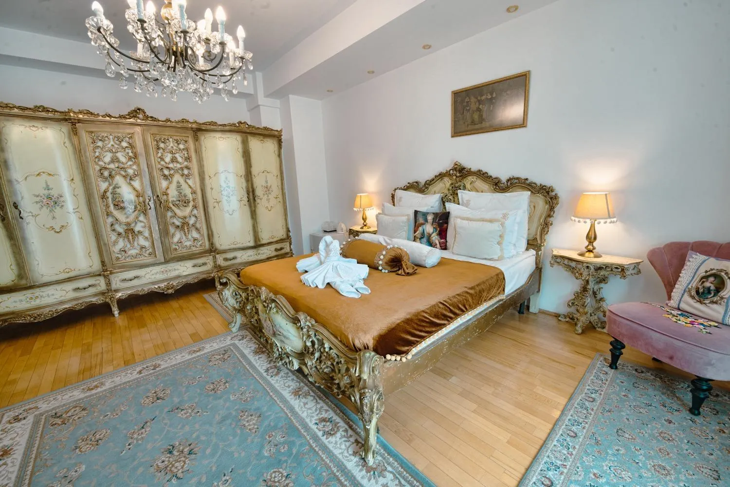 Bed in Hotel Coroana Moldovei