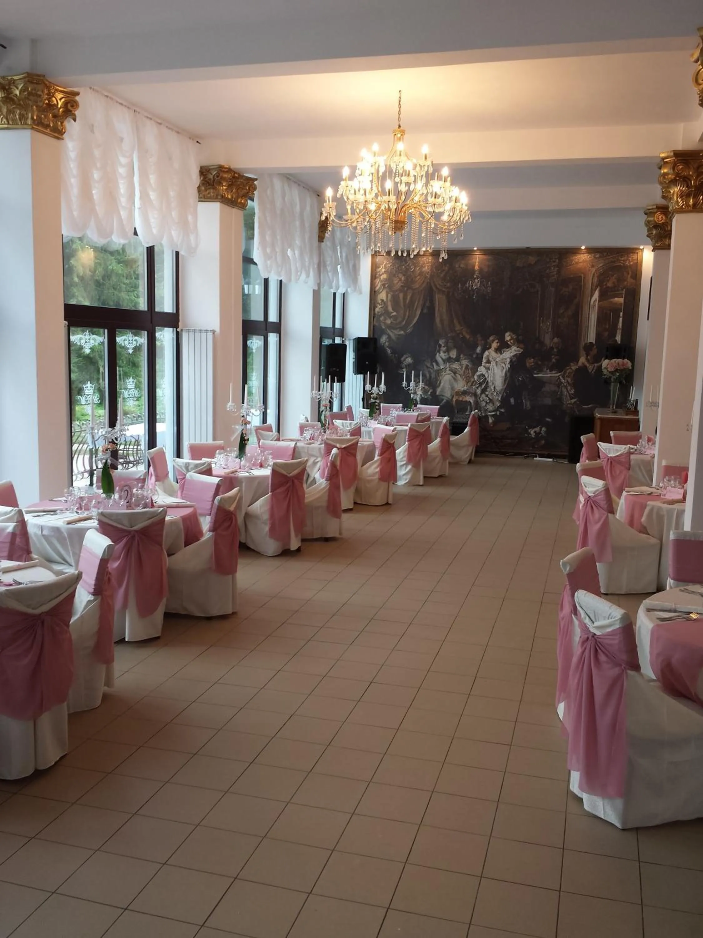 Restaurant/places to eat in Hotel Coroana Moldovei