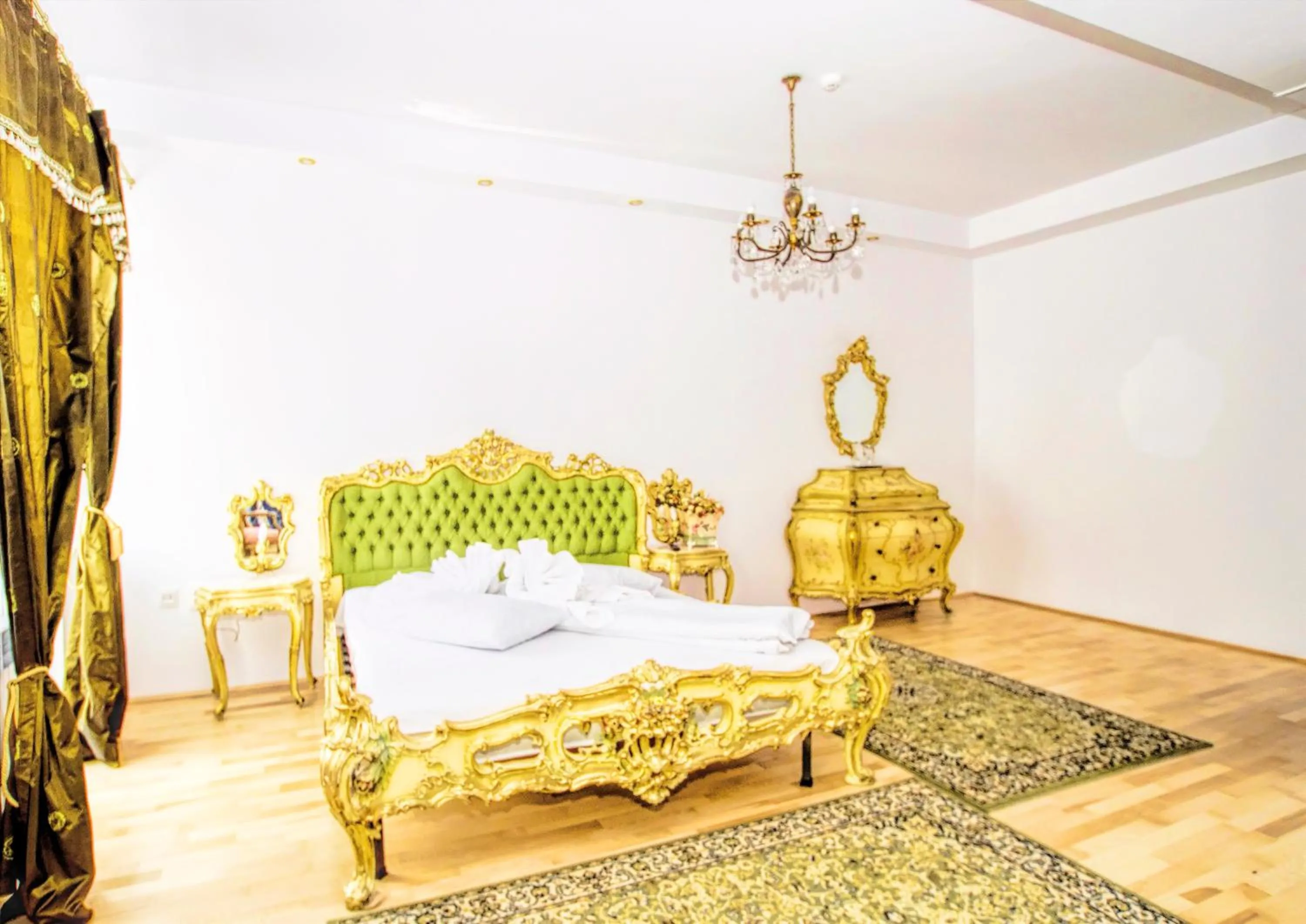 Bed in Hotel Coroana Moldovei