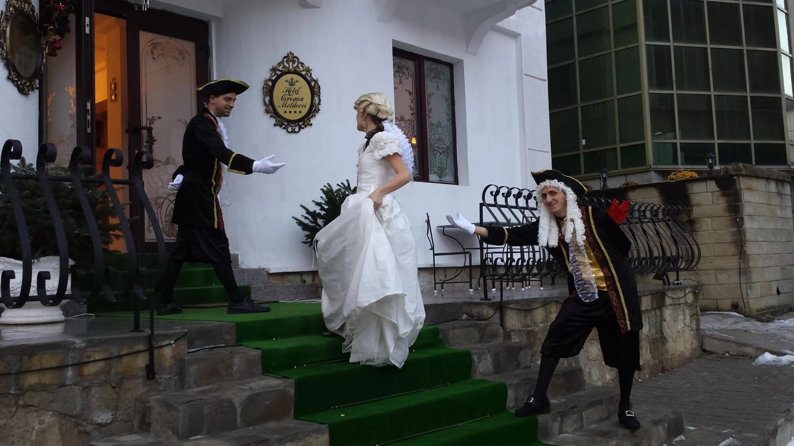 Facade/entrance in Hotel Coroana Moldovei
