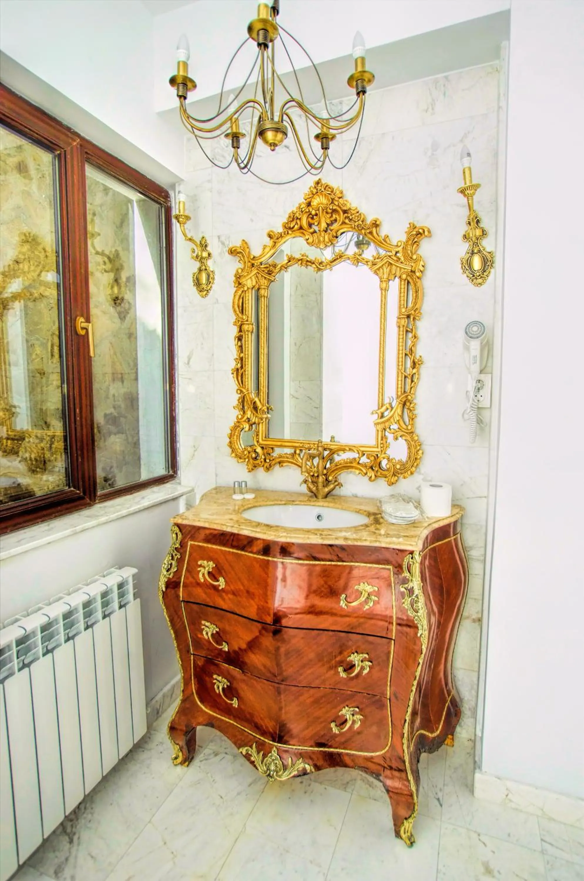 Bathroom in Hotel Coroana Moldovei