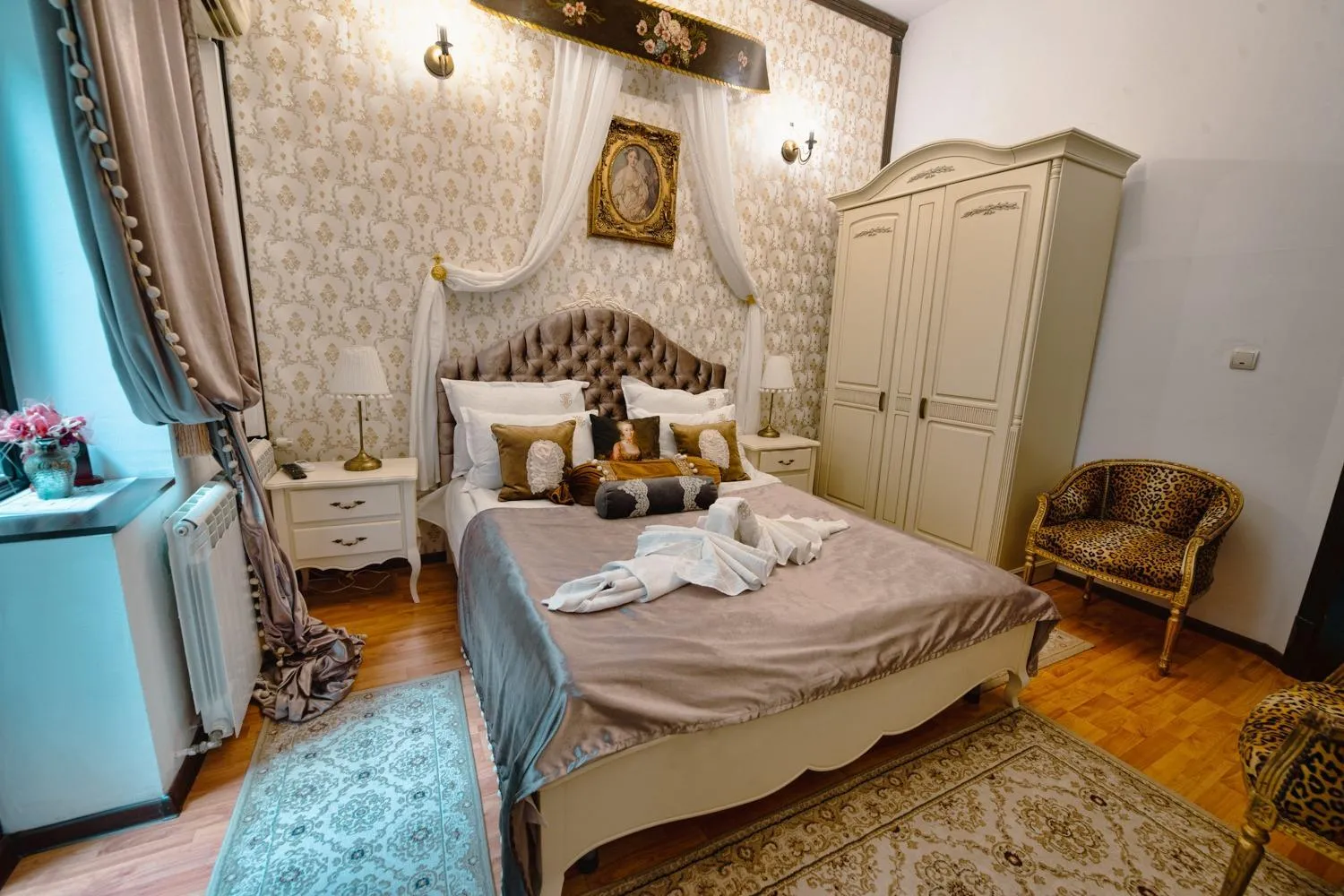 Bed in Hotel Coroana Moldovei