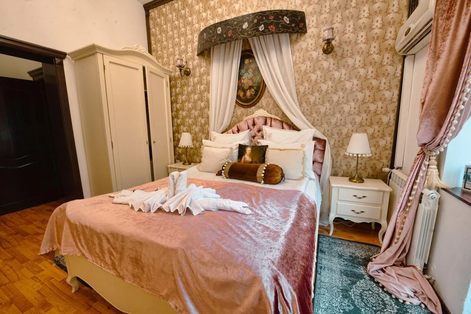 Bed in Hotel Coroana Moldovei