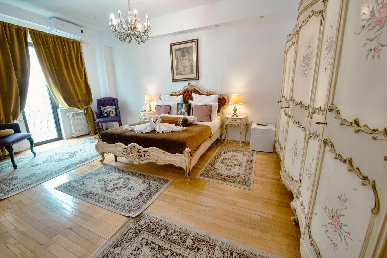Bed in Hotel Coroana Moldovei