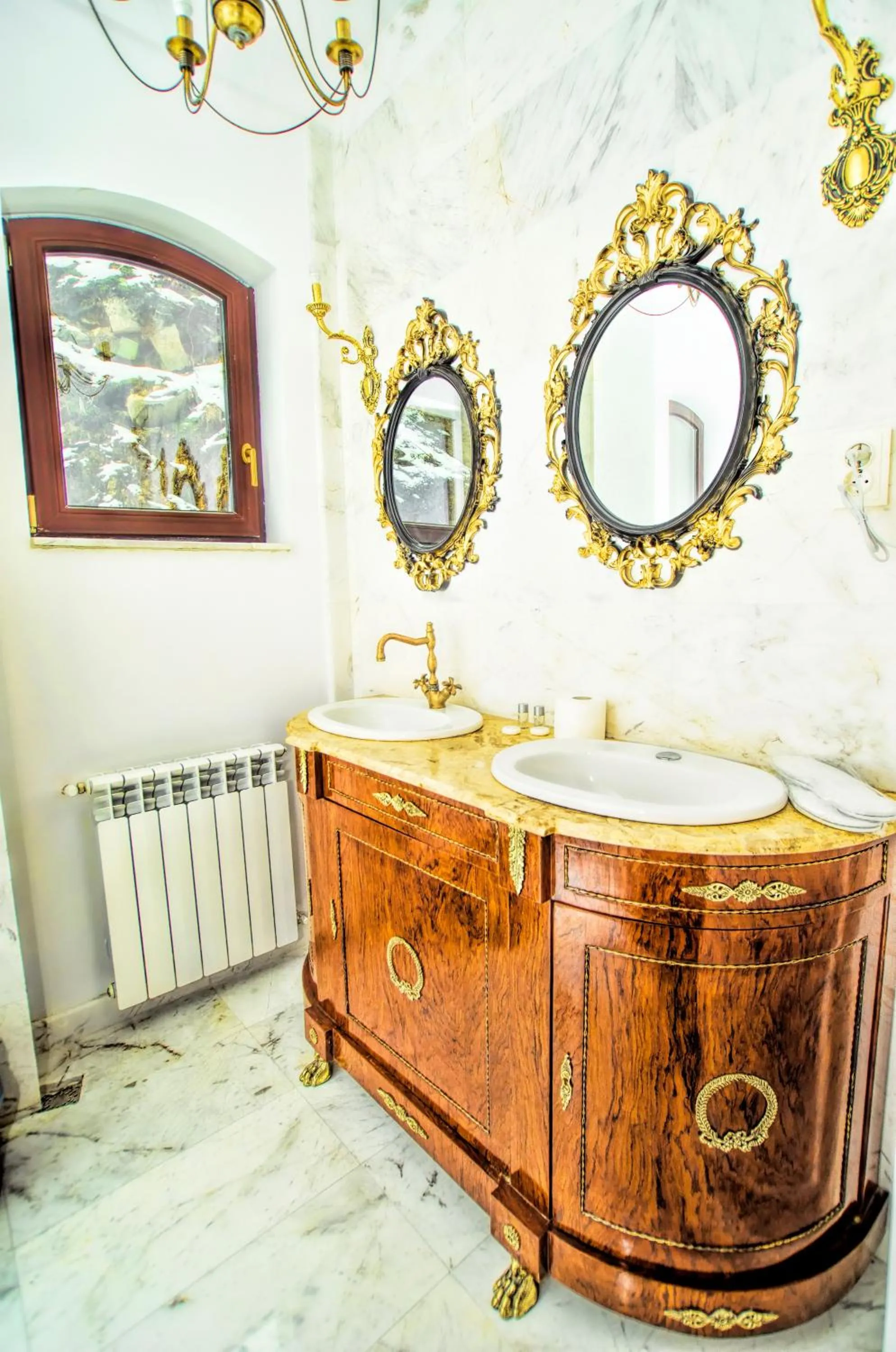Bathroom in Hotel Coroana Moldovei