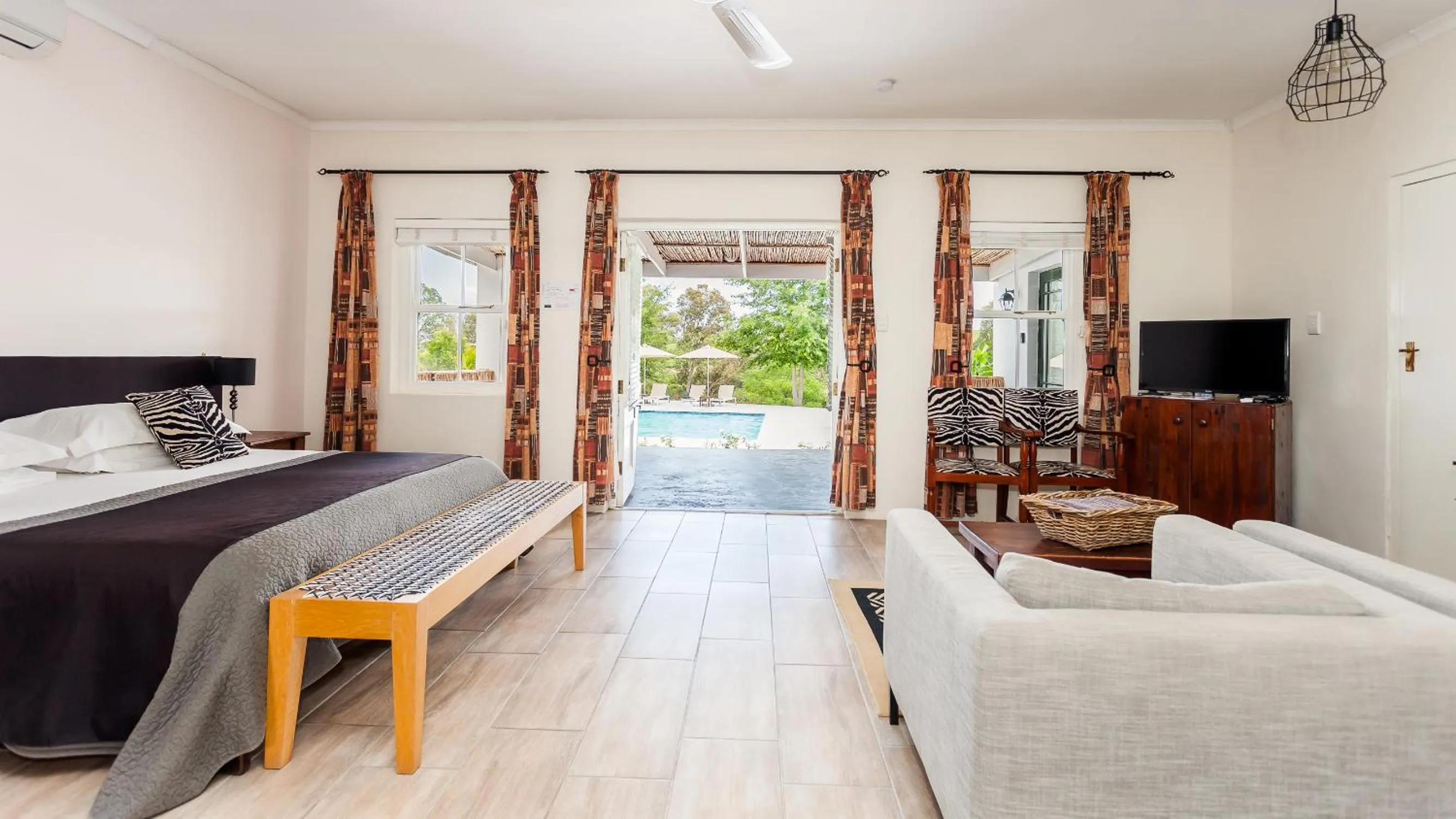 Pool view, Bed in Lady Loch Country House