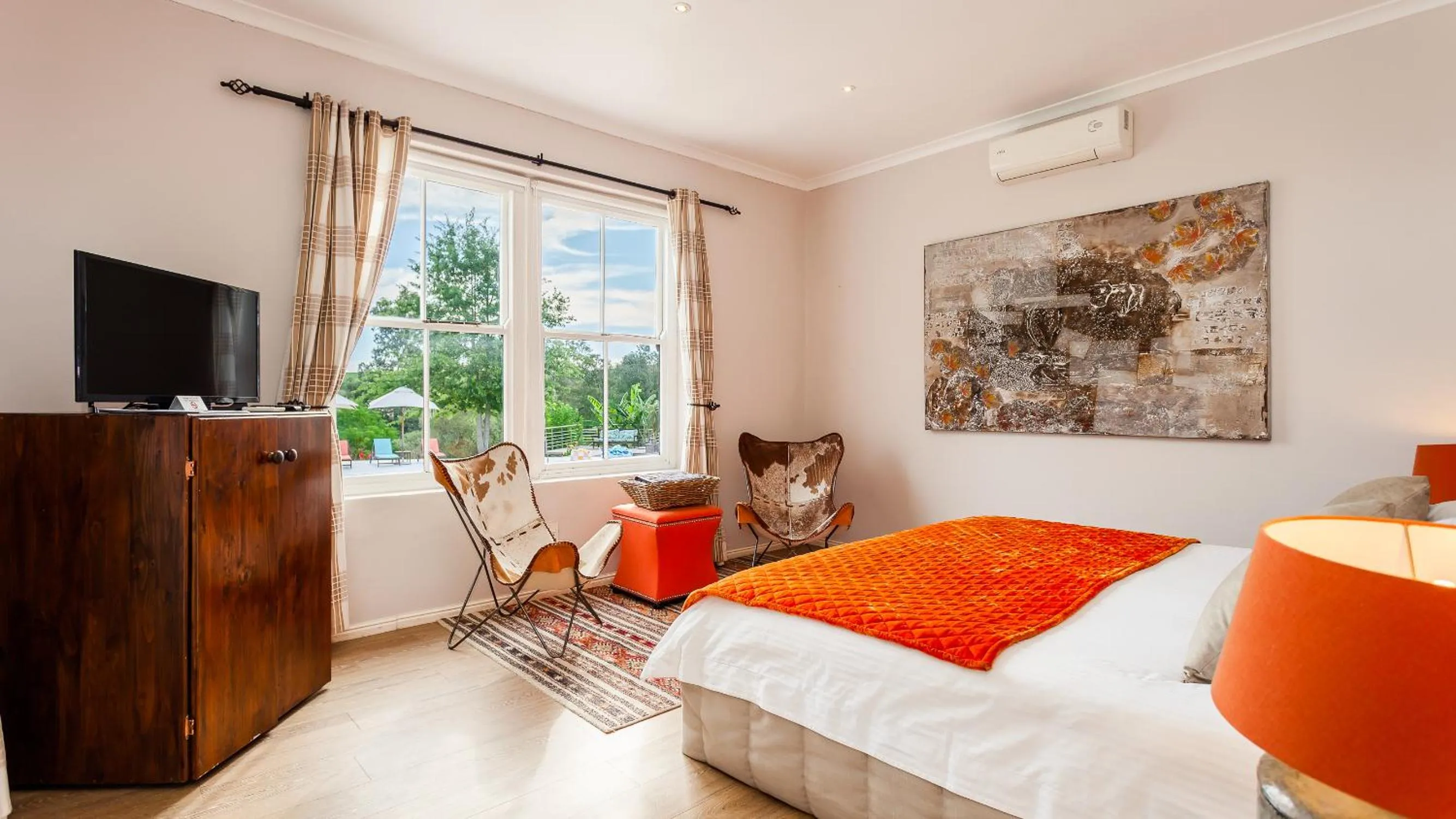 Pool view, Bed in Lady Loch Country House