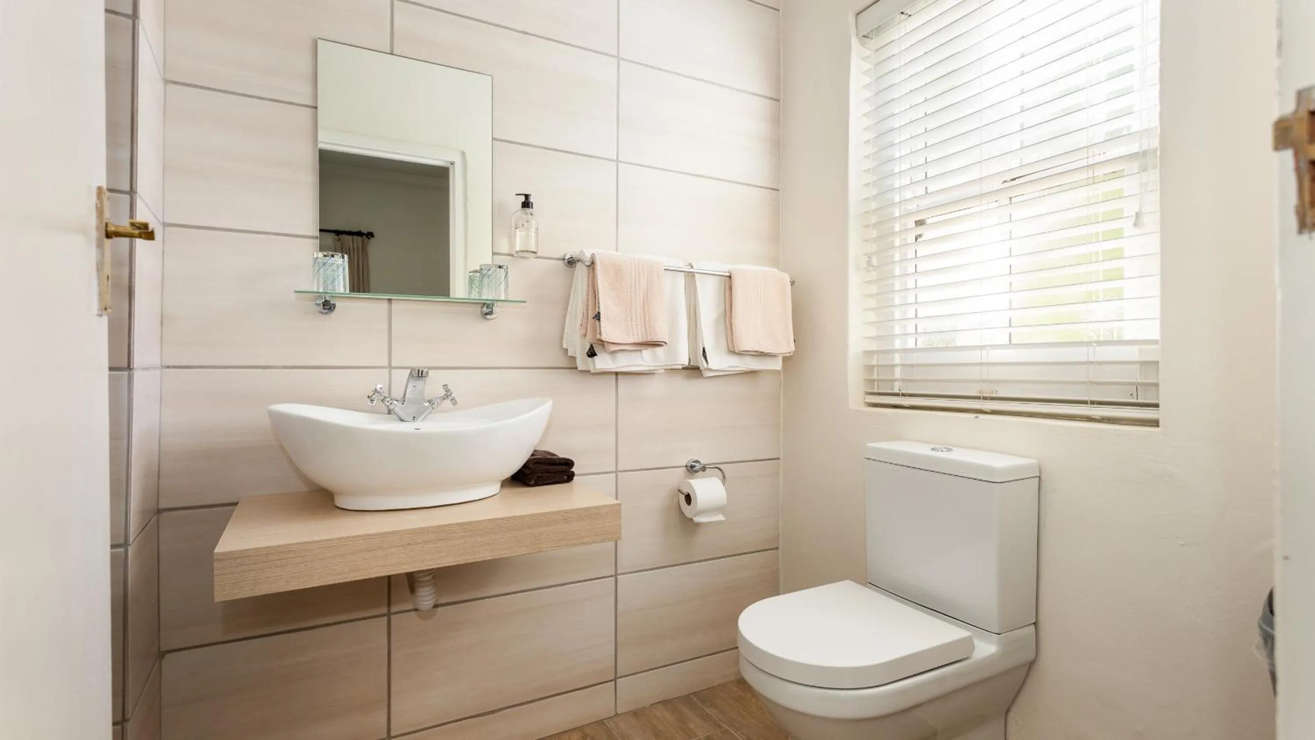Toilet in Lady Loch Country House