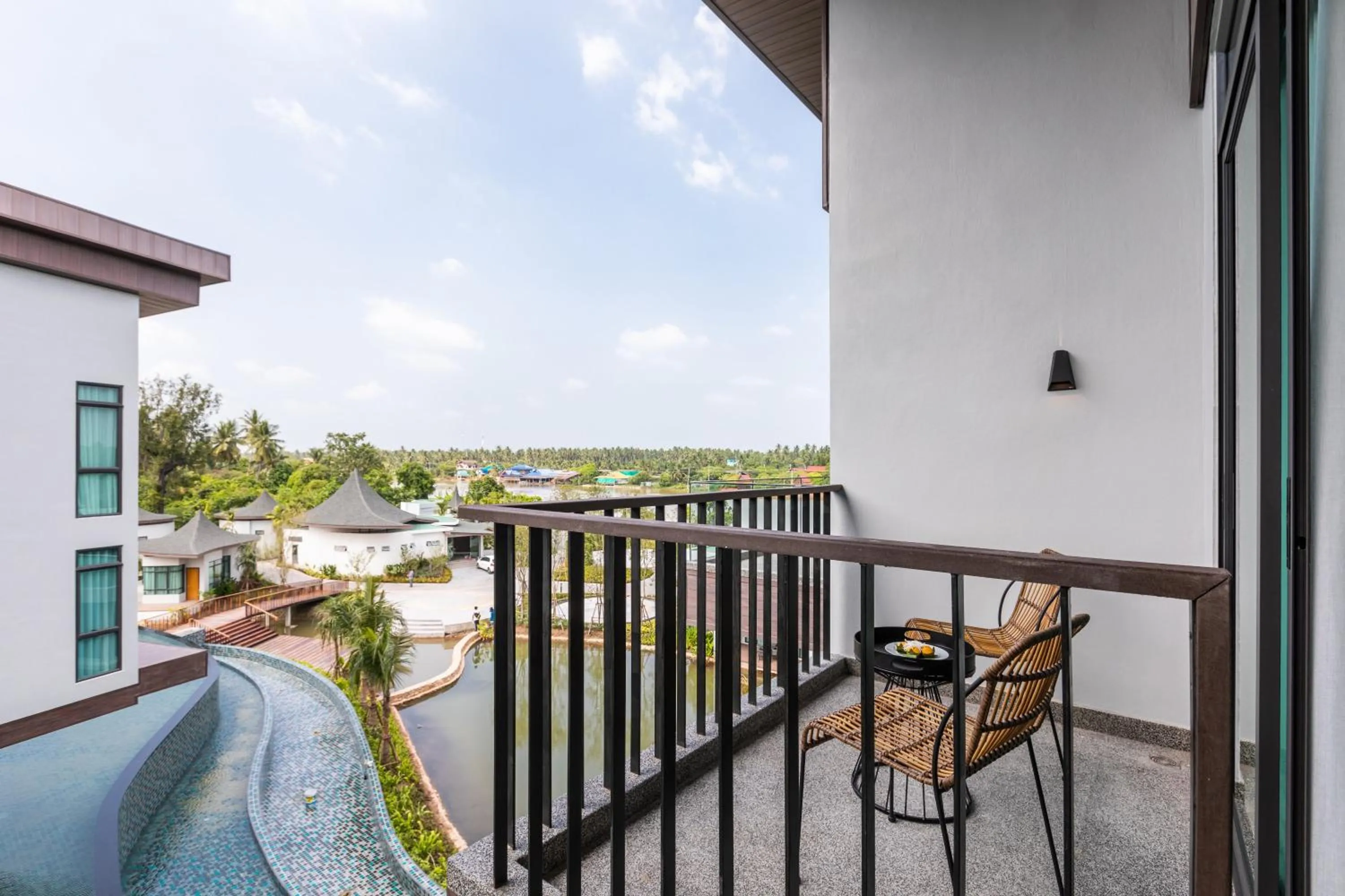 Balcony/Terrace in Na Tree Tara Riverside Resort Amphawa Damnoensaduak
