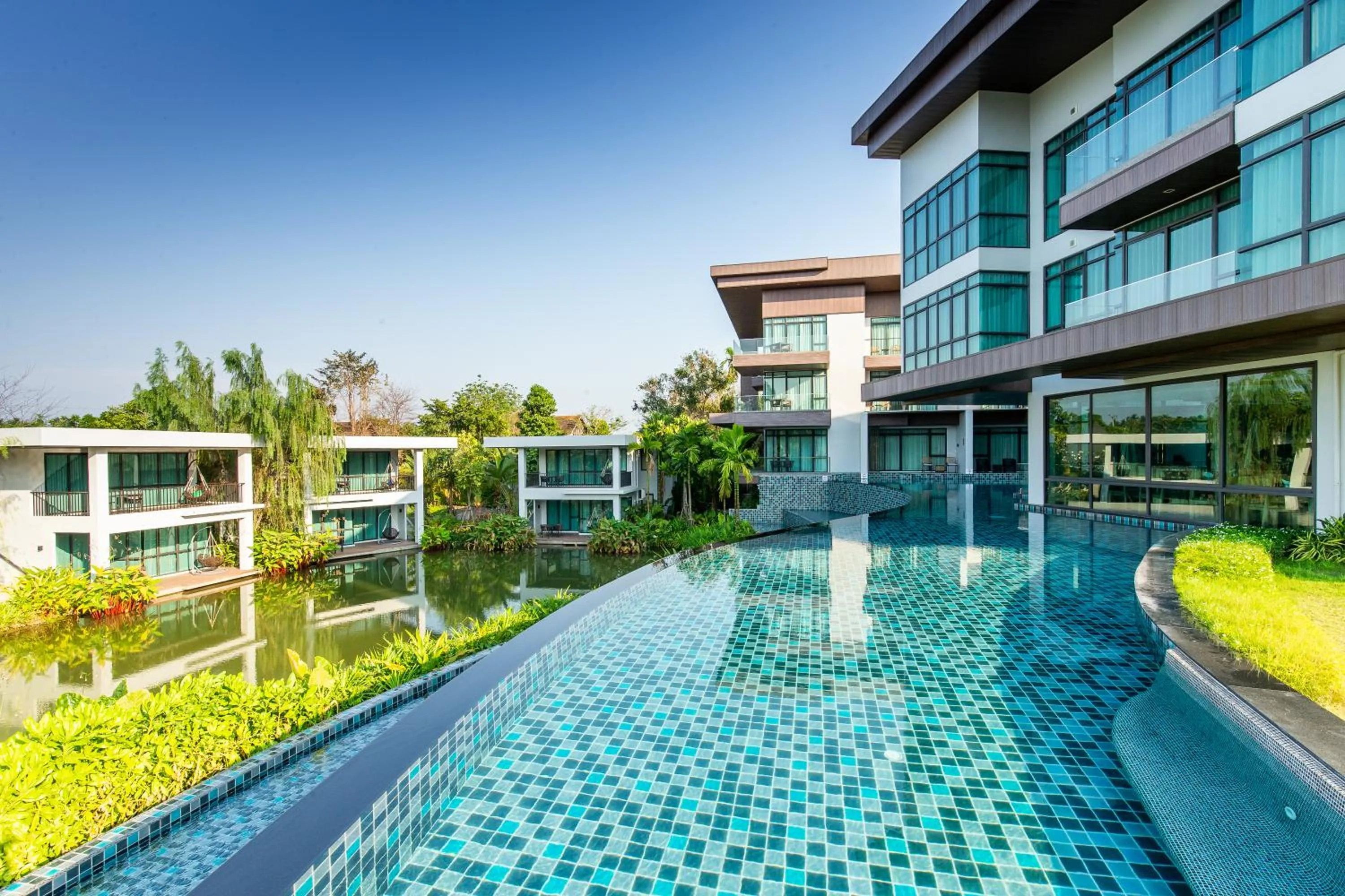 Swimming pool in Na Tree Tara Riverside Resort Amphawa Damnoensaduak