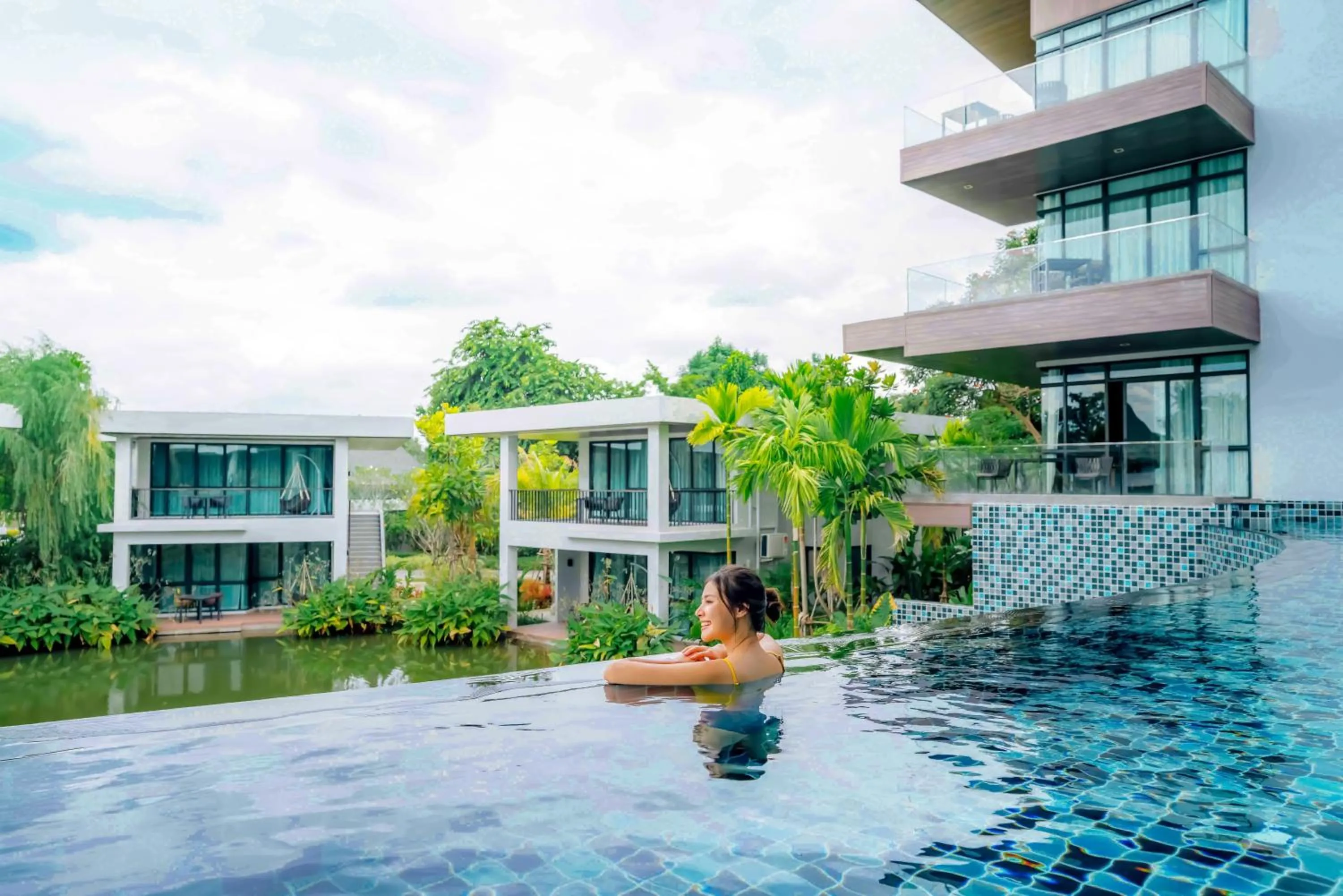 Swimming pool in Na Tree Tara Riverside Resort Amphawa Damnoensaduak
