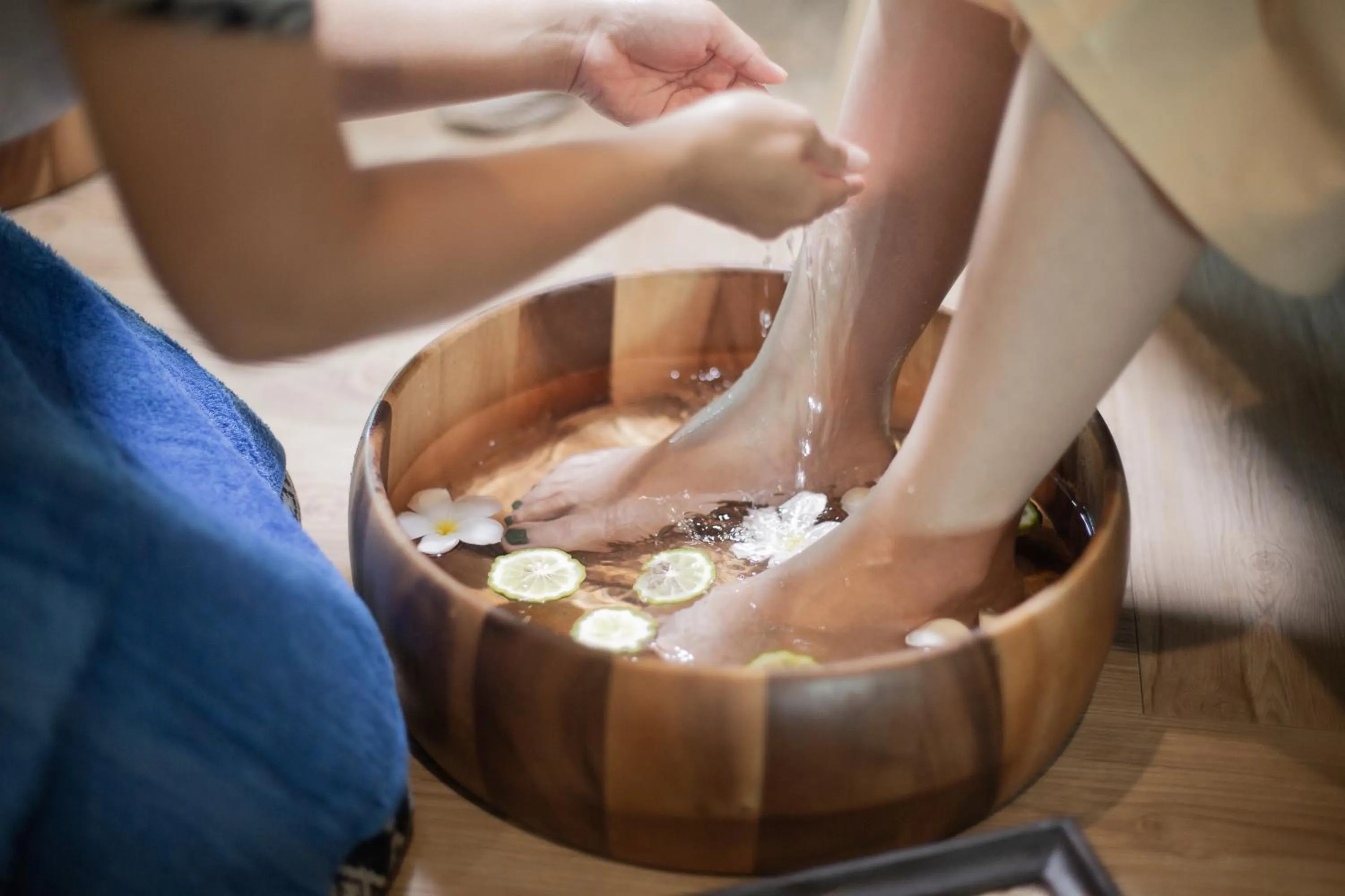 Massage in Na Tree Tara Riverside Resort Amphawa Damnoensaduak