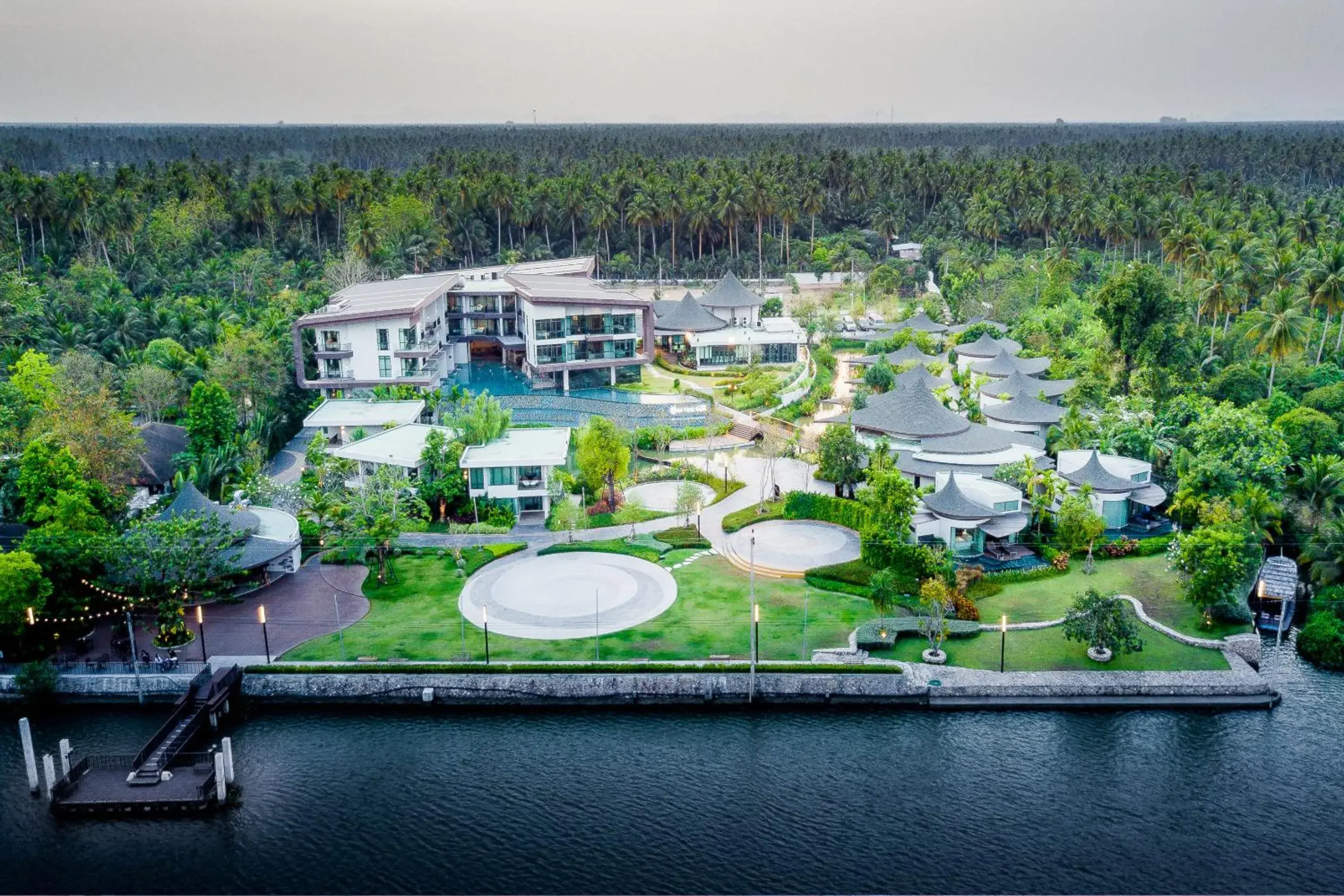 Property building in Na Tree Tara Riverside Resort Amphawa Damnoensaduak Property building in Na Tree Tara Riverside Resort Amphawa Damnoensaduak