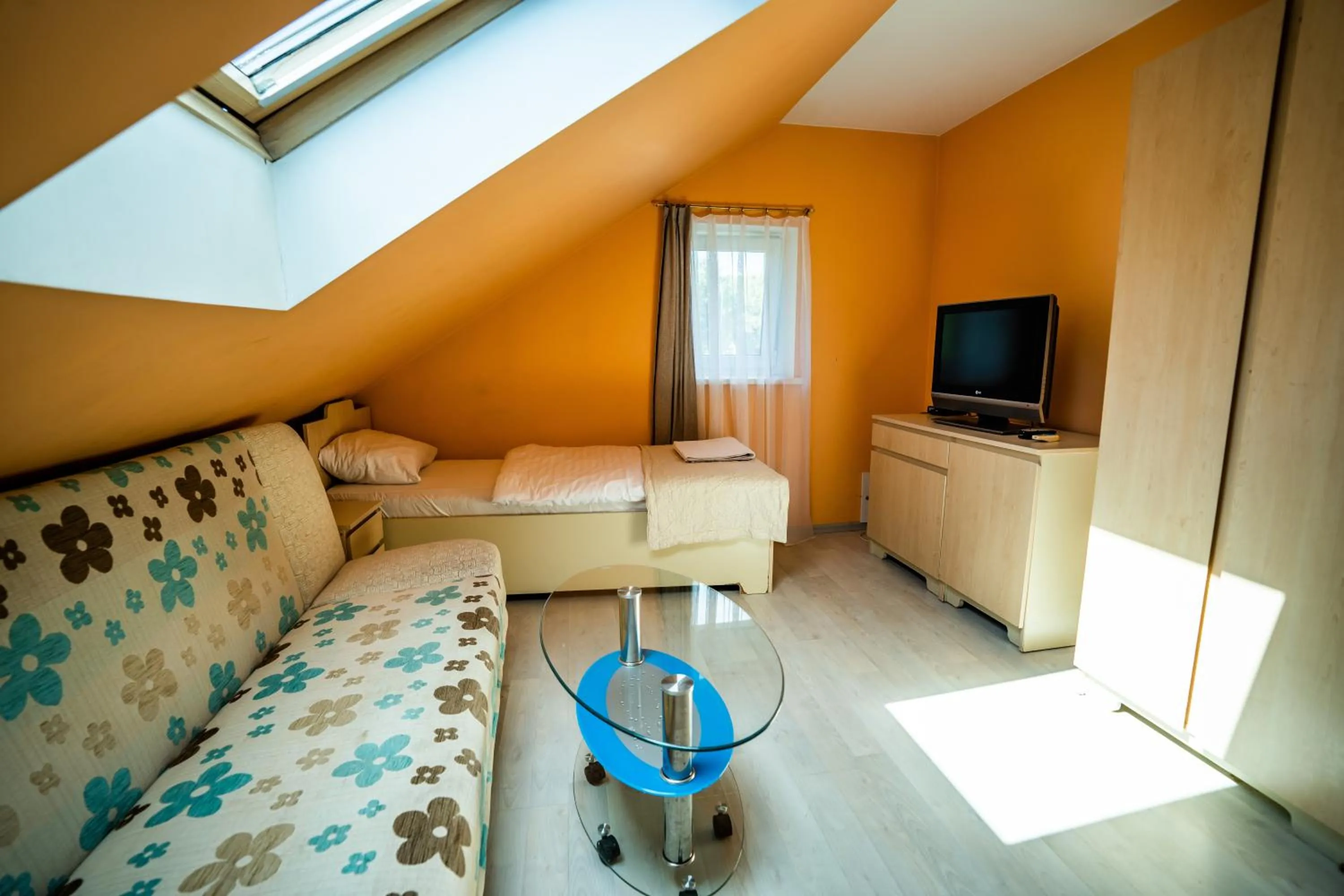 TV and multimedia in Klaipeda INN Private Parking and Kitchen