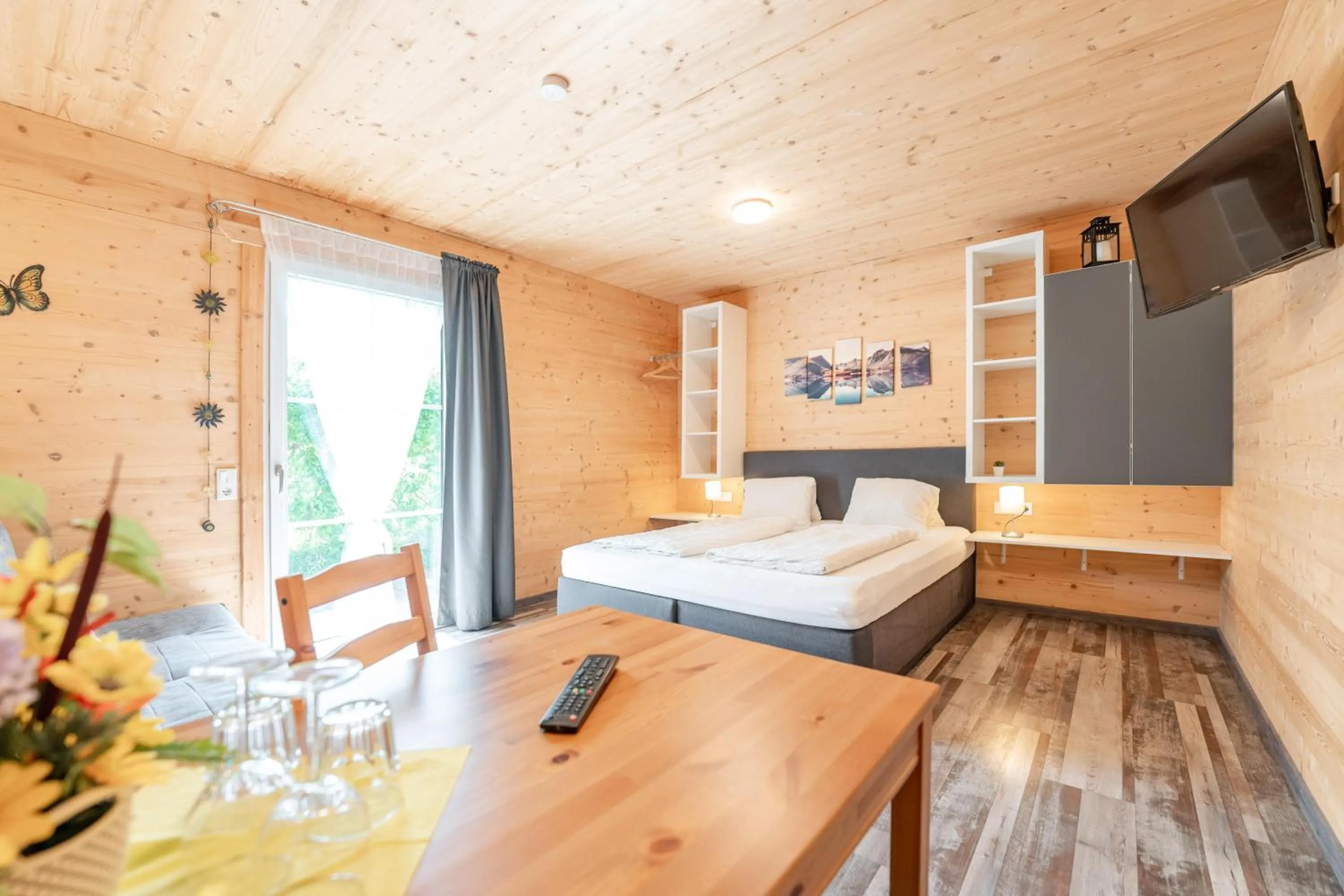 Communal lounge/ TV room, Bed in Gästehaus am Hahnenkamm