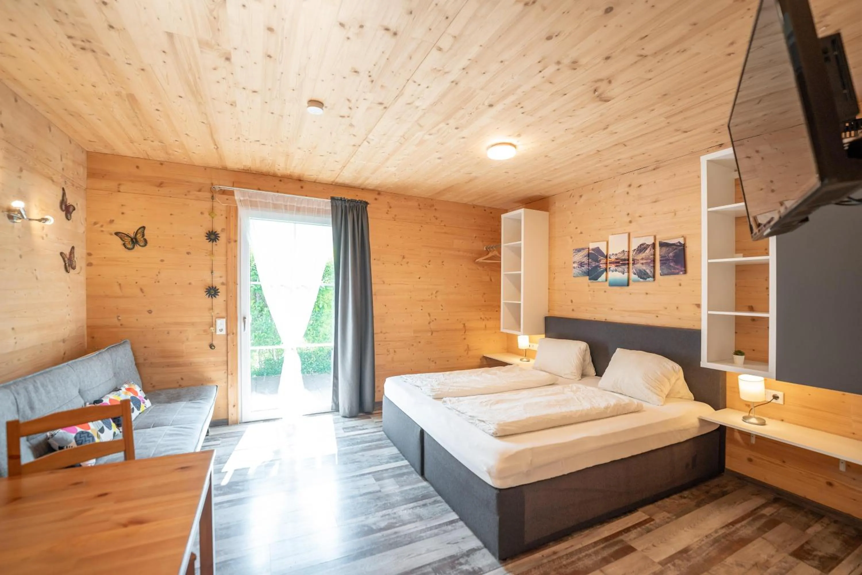 Communal lounge/ TV room, Bed in Gästehaus am Hahnenkamm