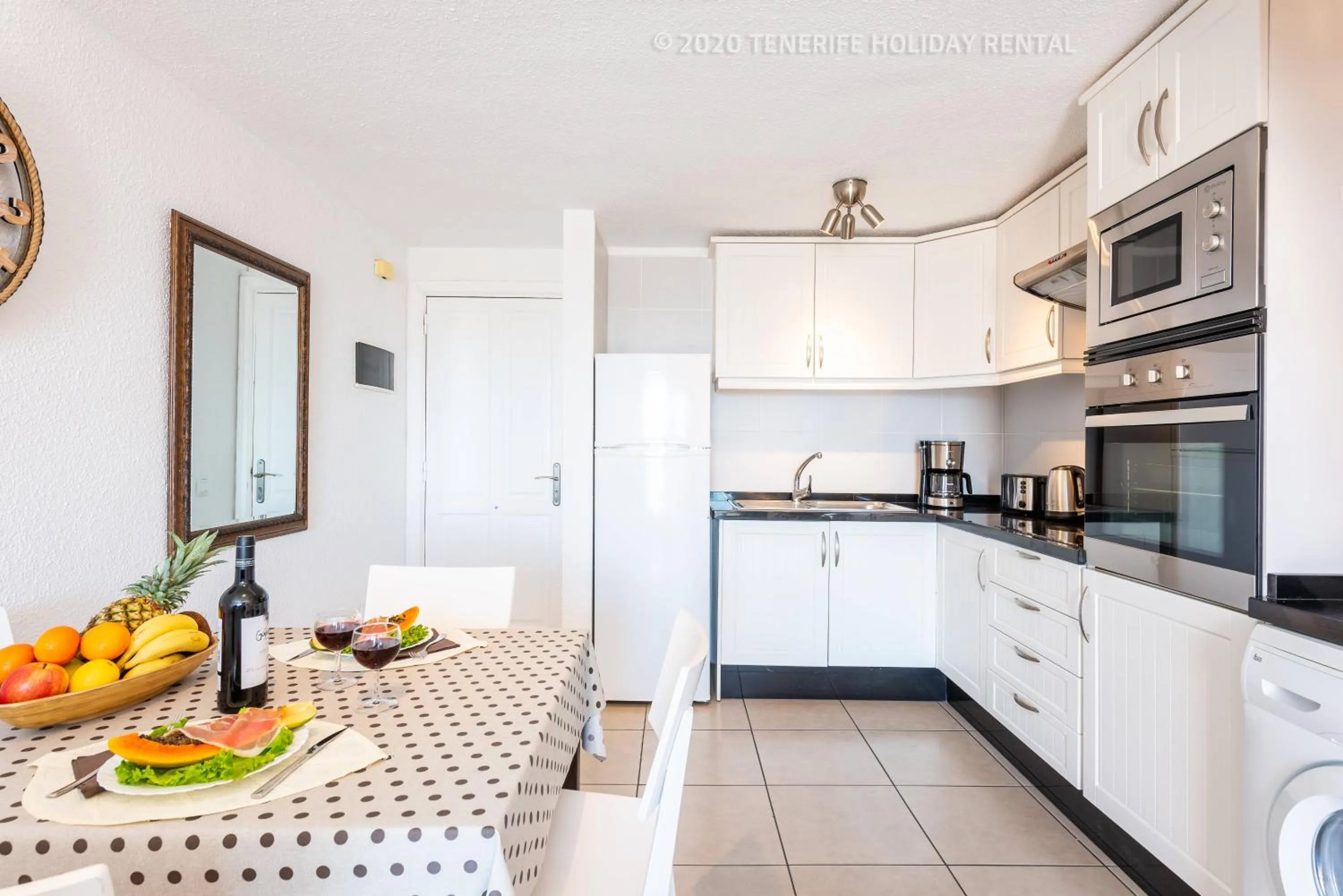 Kitchen or kitchenette in Tenerife Royal Gardens - Viviendas Vacacionales