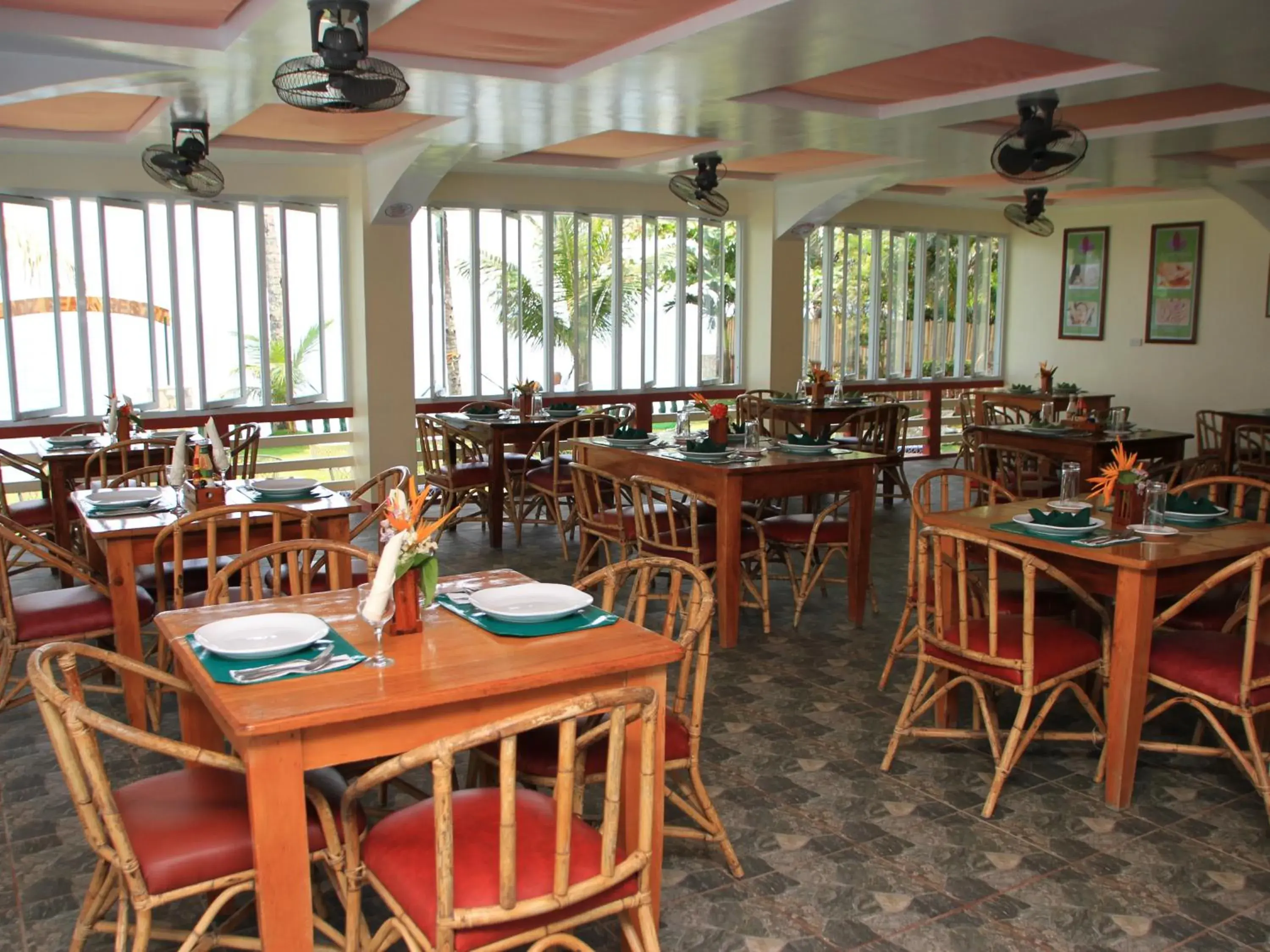 Restaurant/places to eat in Badladz Beach and Dive Resort Restaurant/places to eat in Badladz Beach and Dive Resort