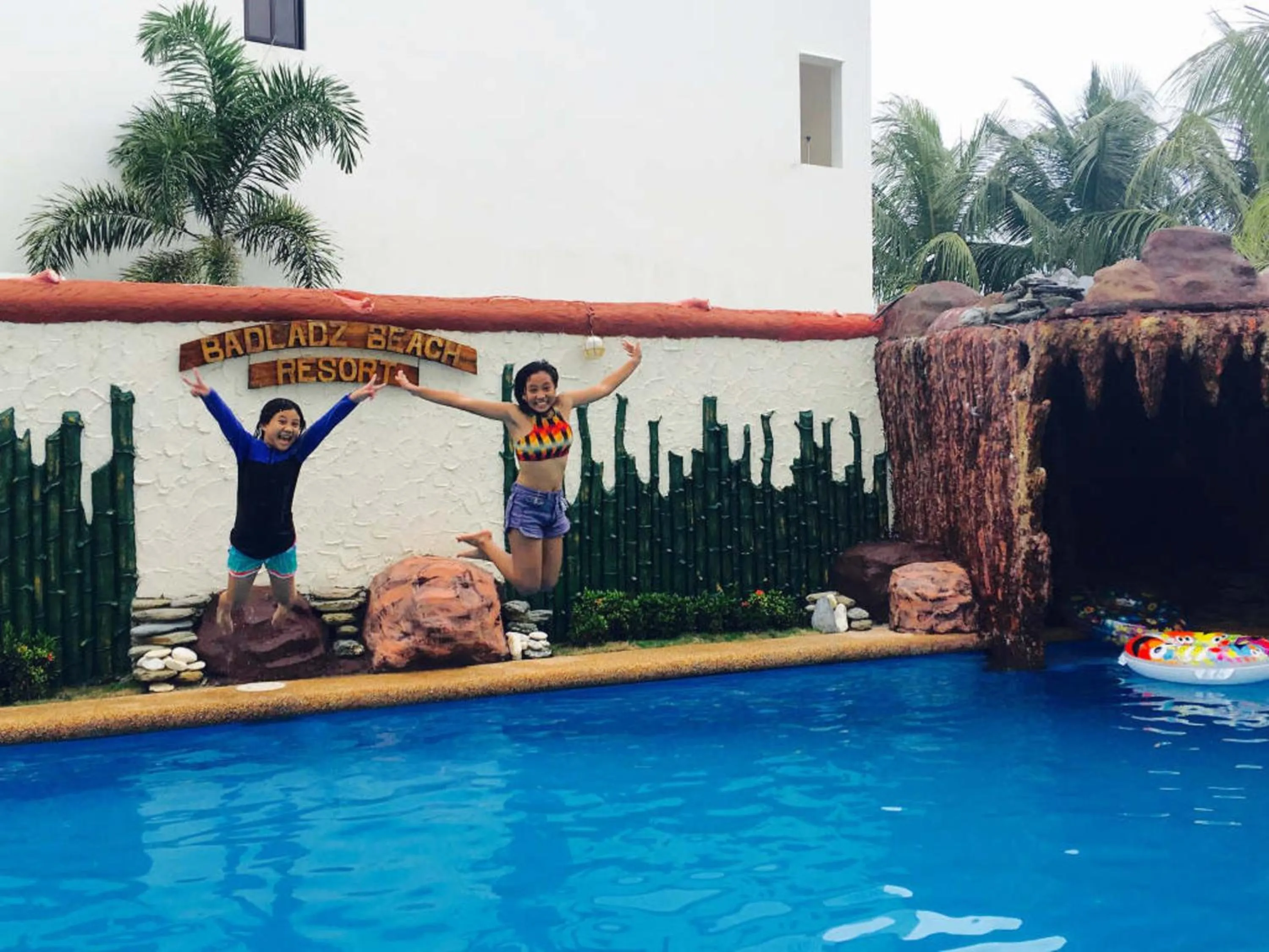 Swimming pool in Badladz Beach and Dive Resort