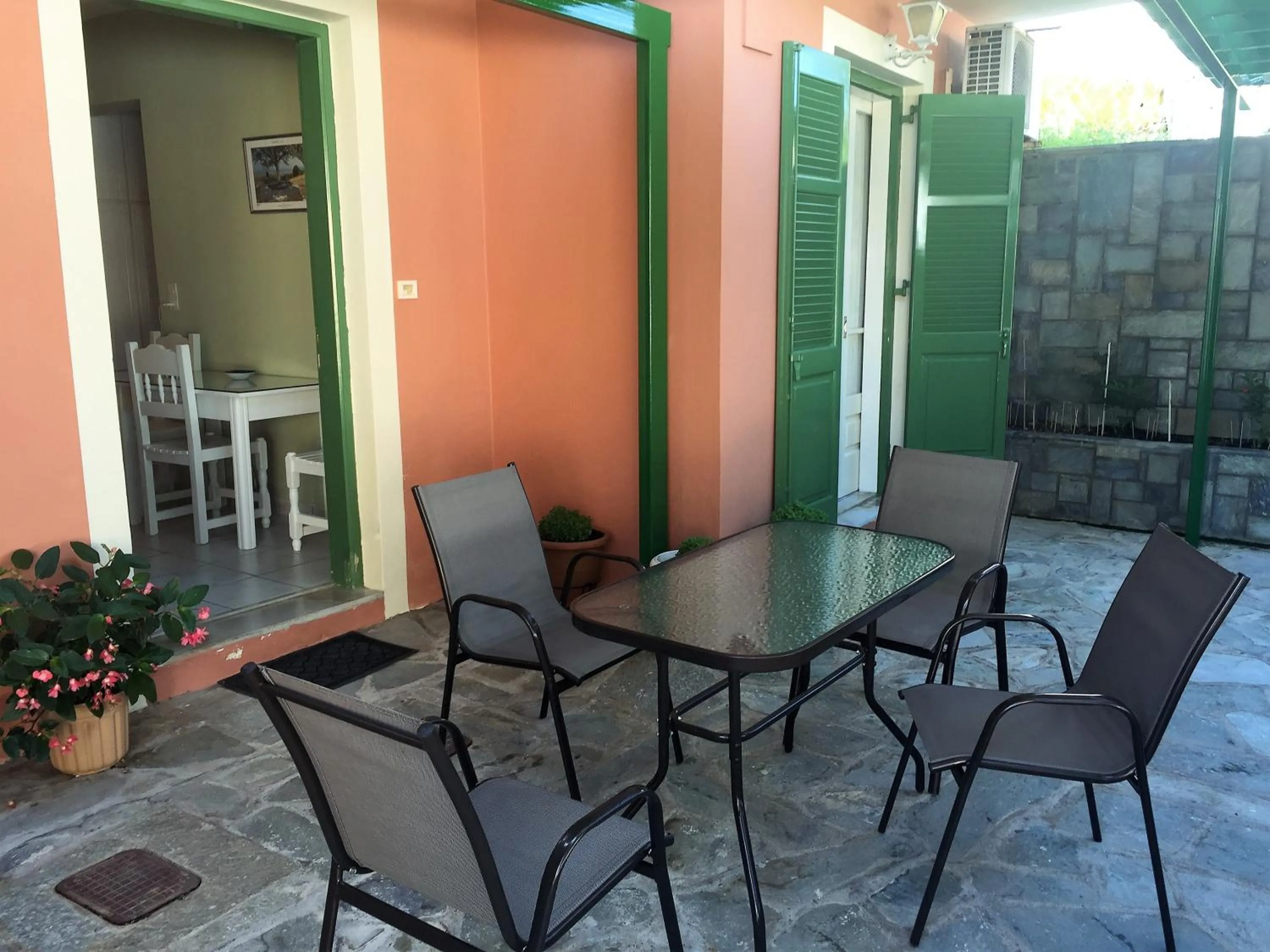 Georgakis George Rooms