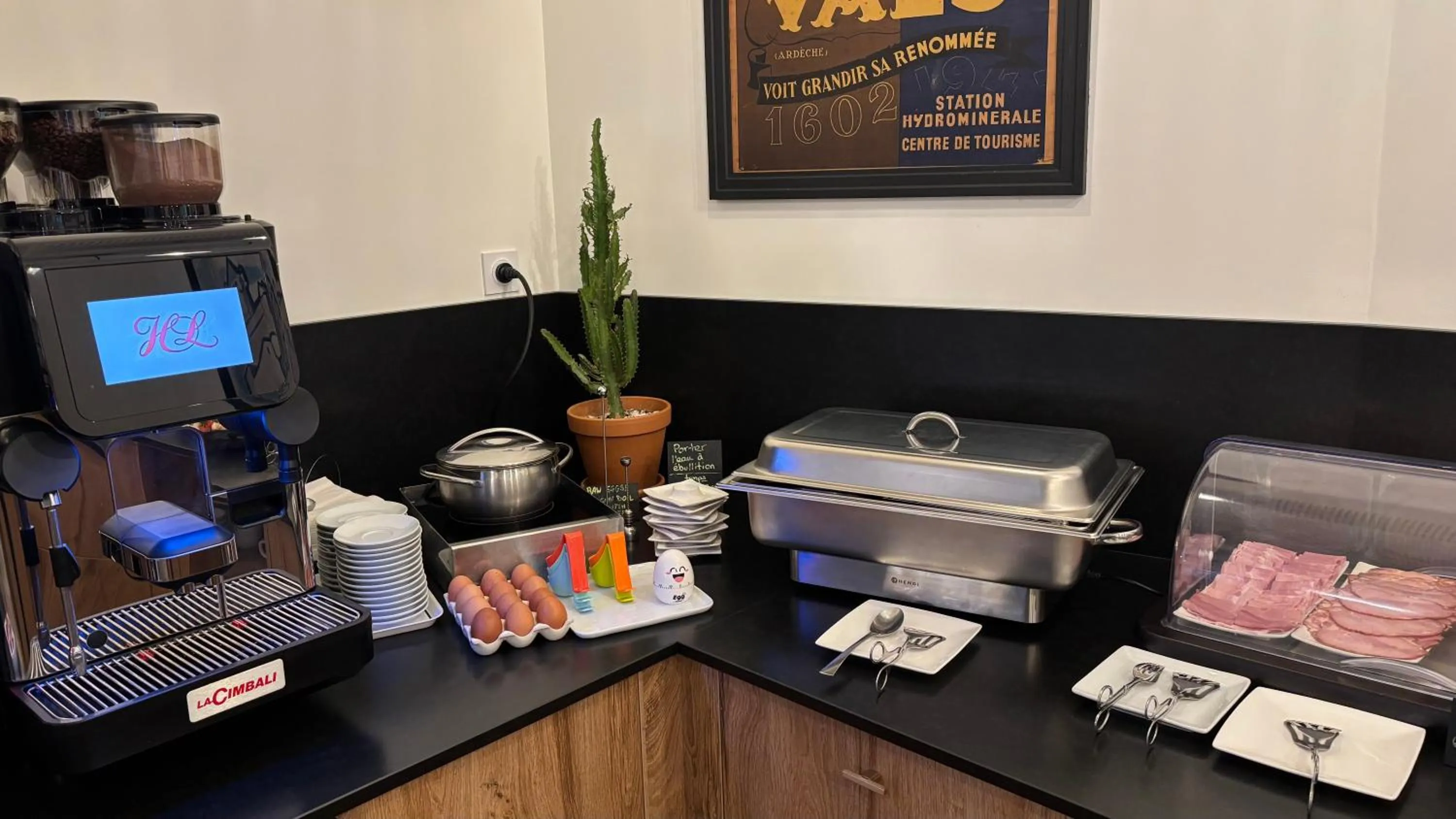 Breakfast in Logis Hôtel Restaurant Grand Hôtel de Lyon