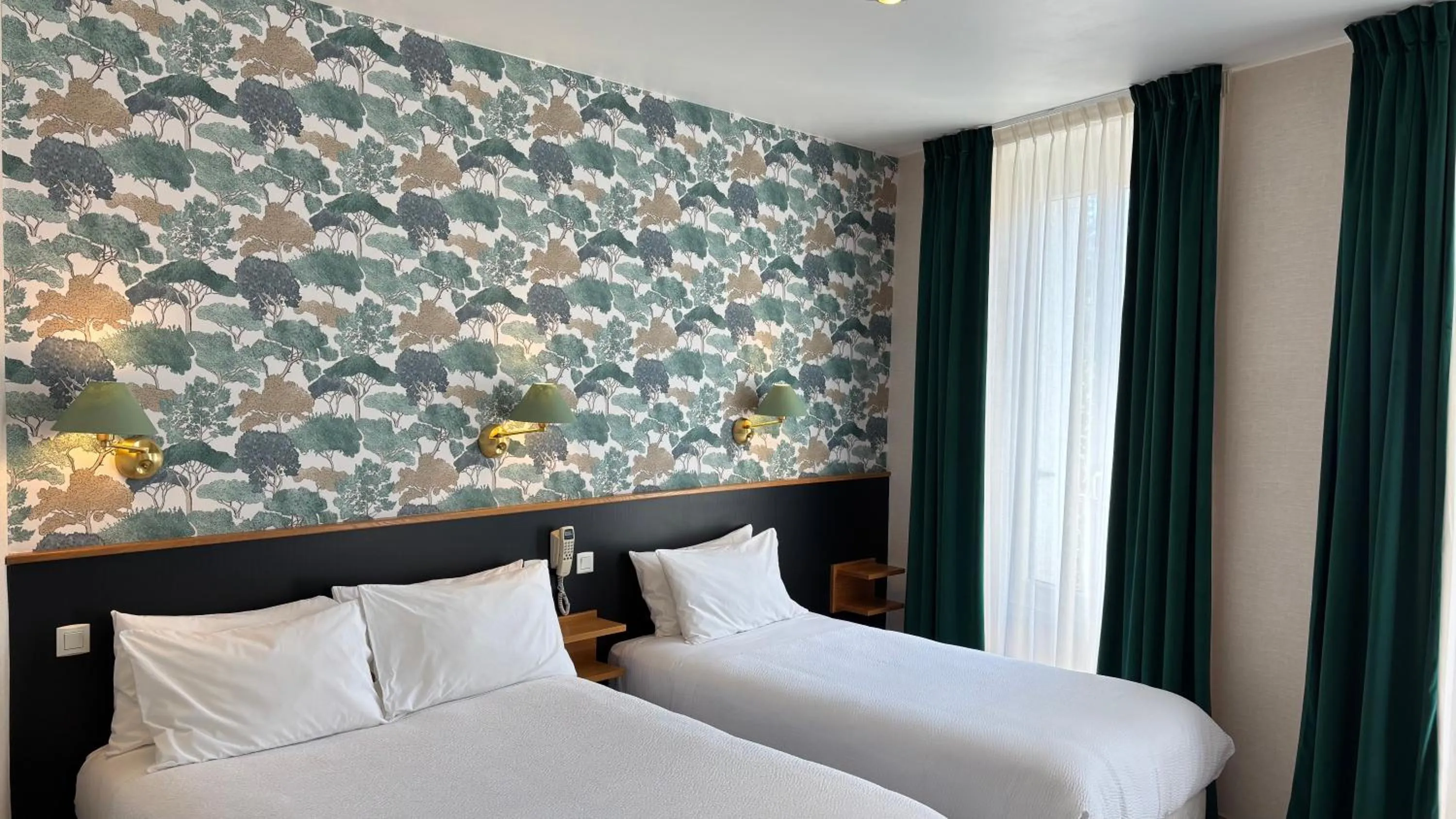 Bedroom, Bed in Logis Hôtel Restaurant Grand Hôtel de Lyon