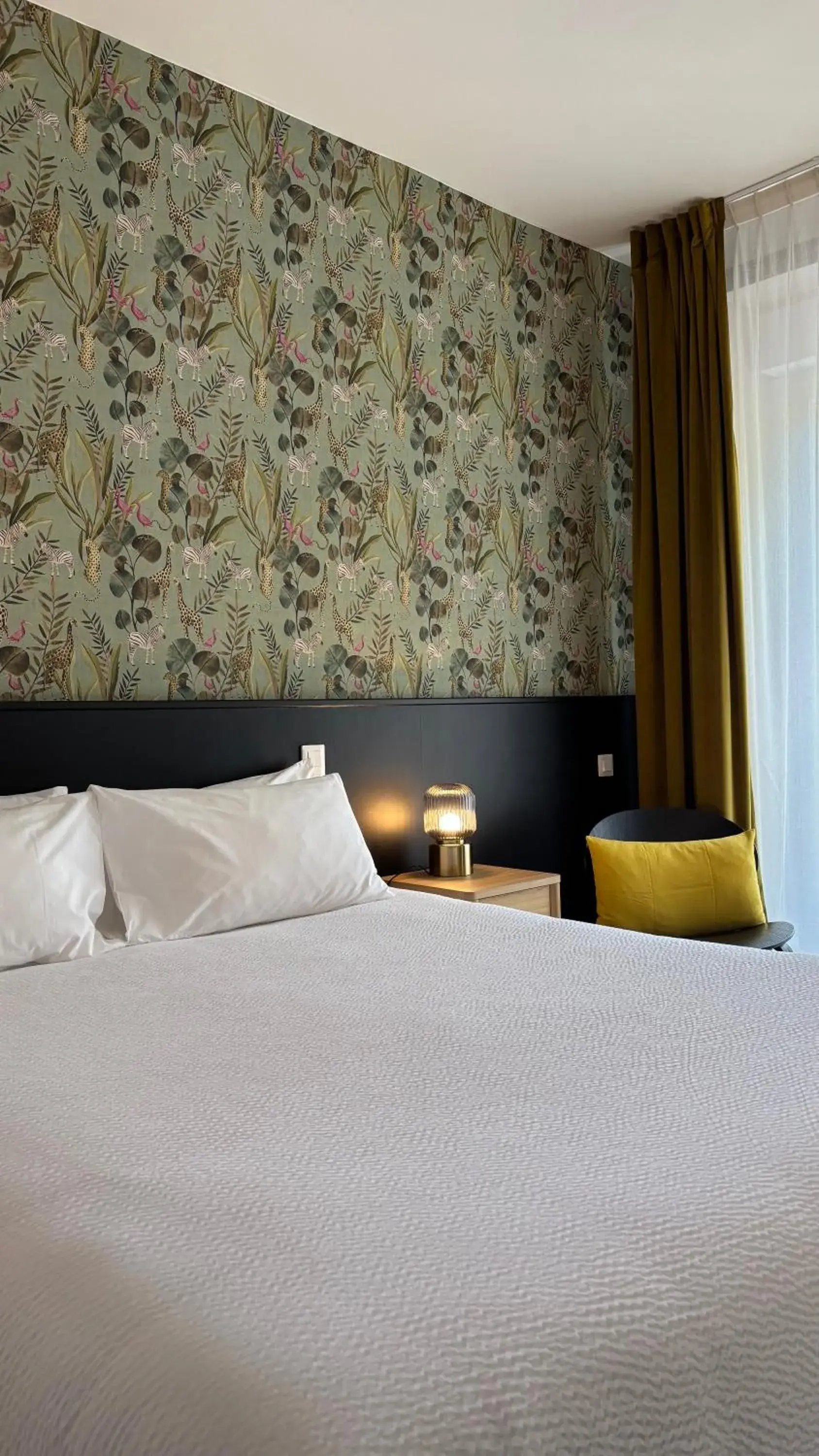 Double Room with Private Bathroom in Logis Hôtel Restaurant Grand Hôtel de Lyon Double Room with Private Bathroom in Logis Hôtel Restaurant Grand Hôtel de Lyon