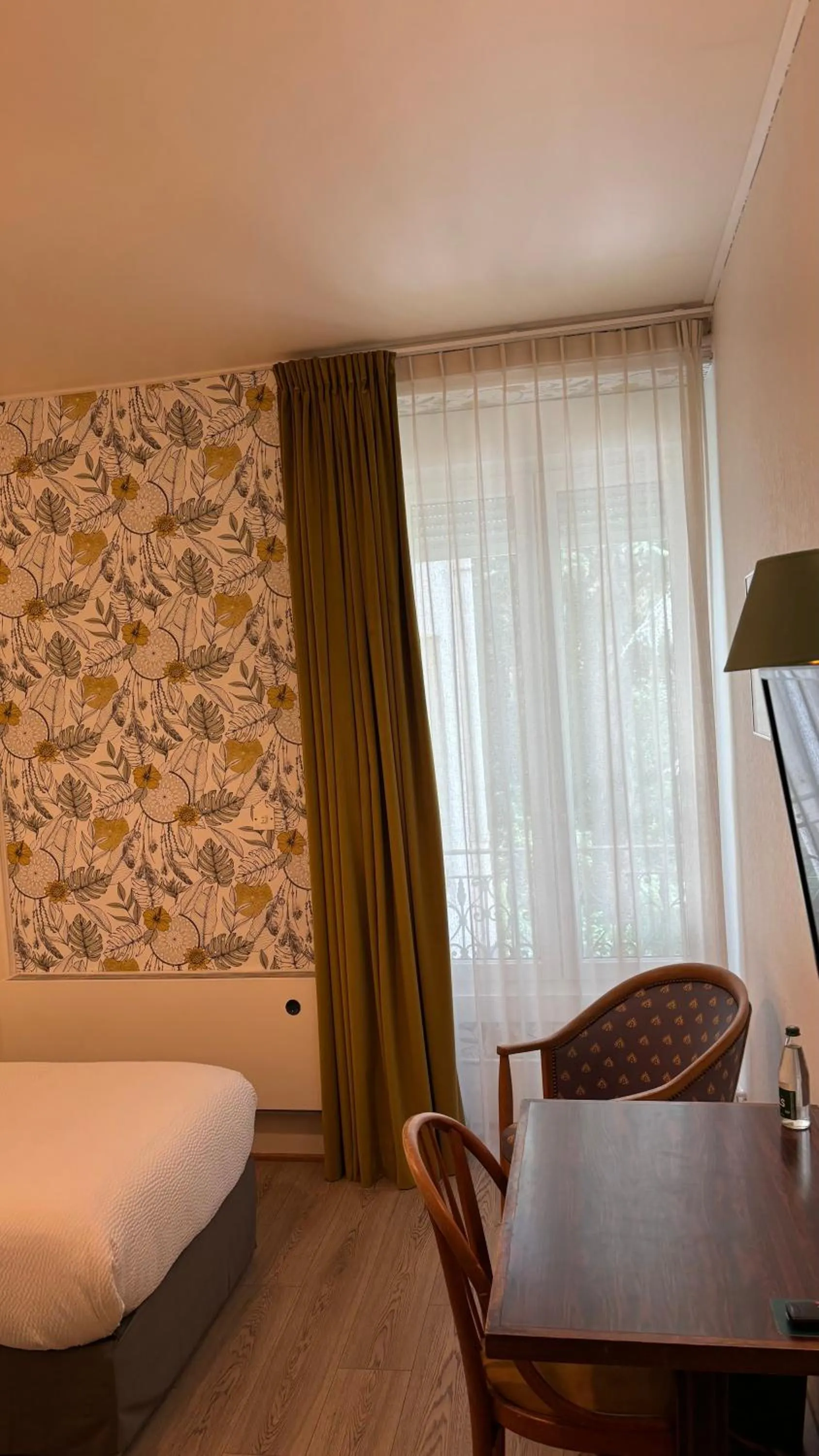 Bed in Logis Hôtel Restaurant Grand Hôtel de Lyon