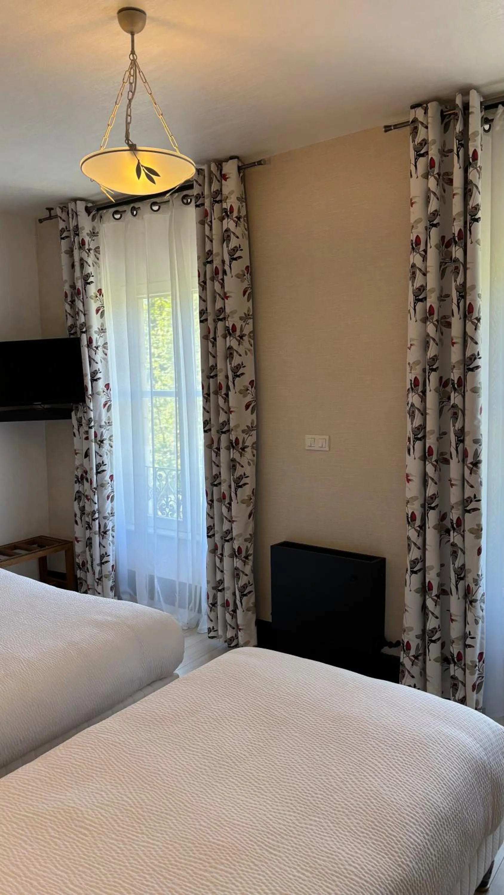 Bed in Logis Hôtel Restaurant Grand Hôtel de Lyon