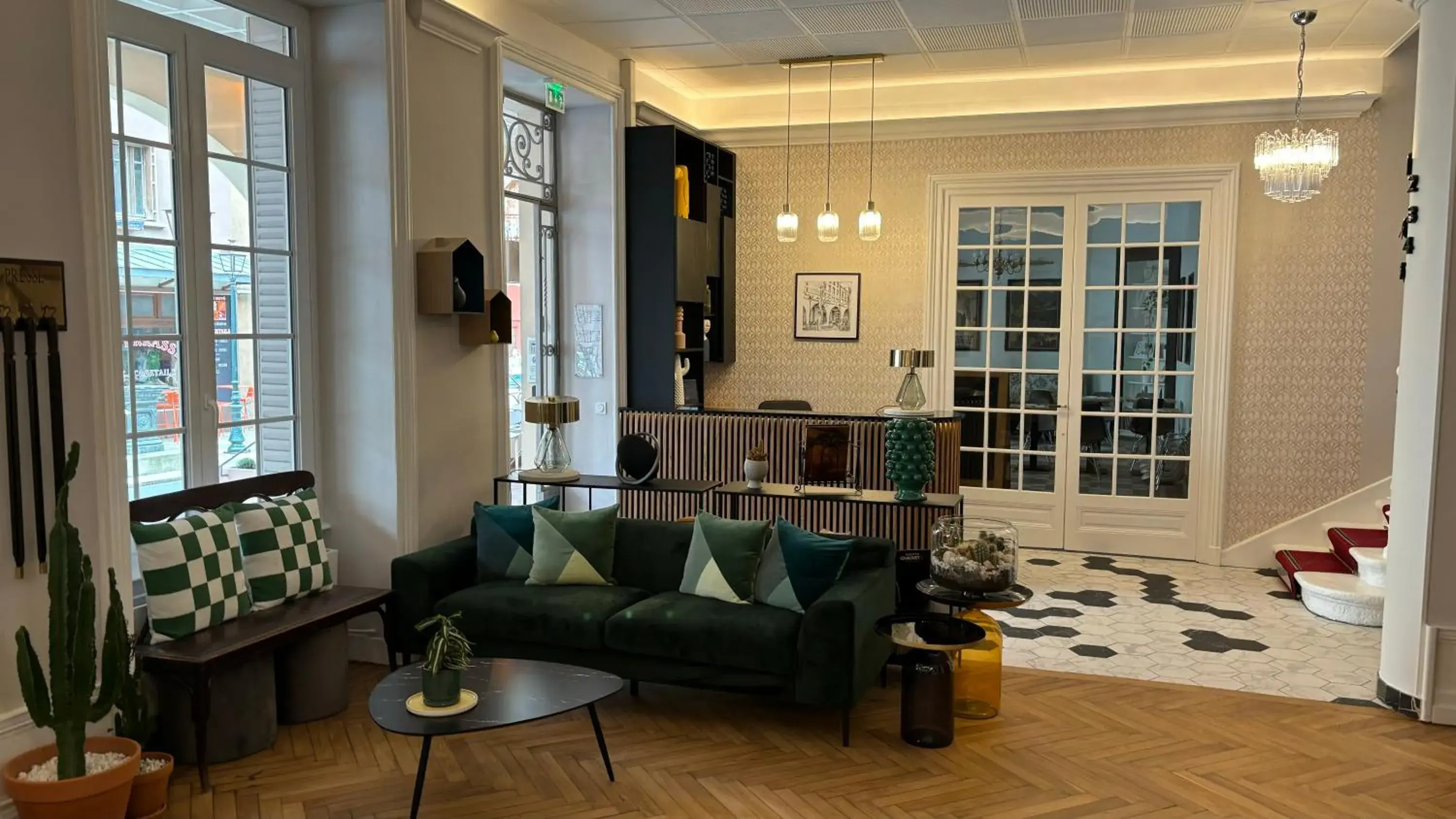 Living room in Logis Hôtel Restaurant Grand Hôtel de Lyon Living room in Logis Hôtel Restaurant Grand Hôtel de Lyon