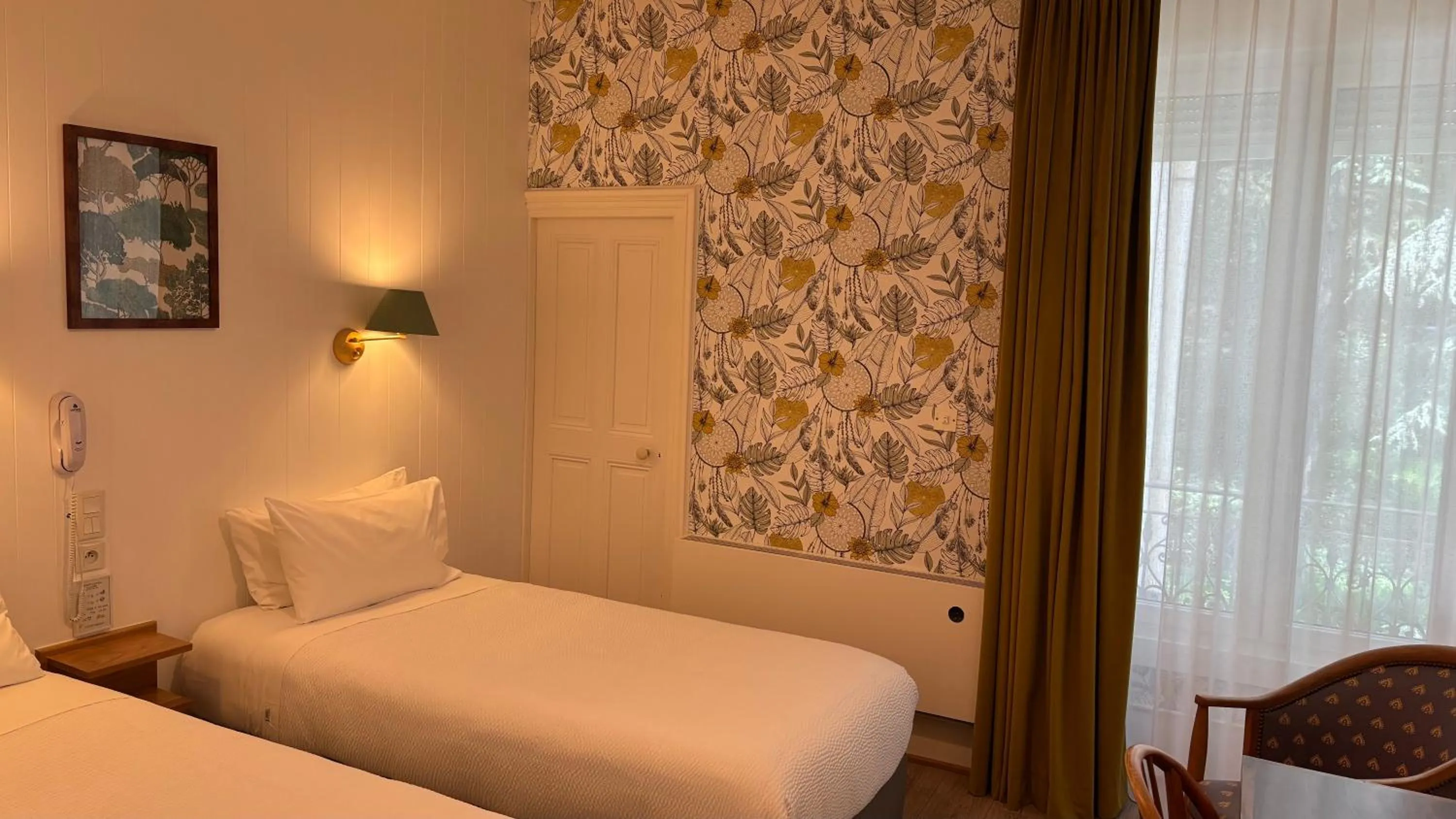 Bed in Logis Hôtel Restaurant Grand Hôtel de Lyon