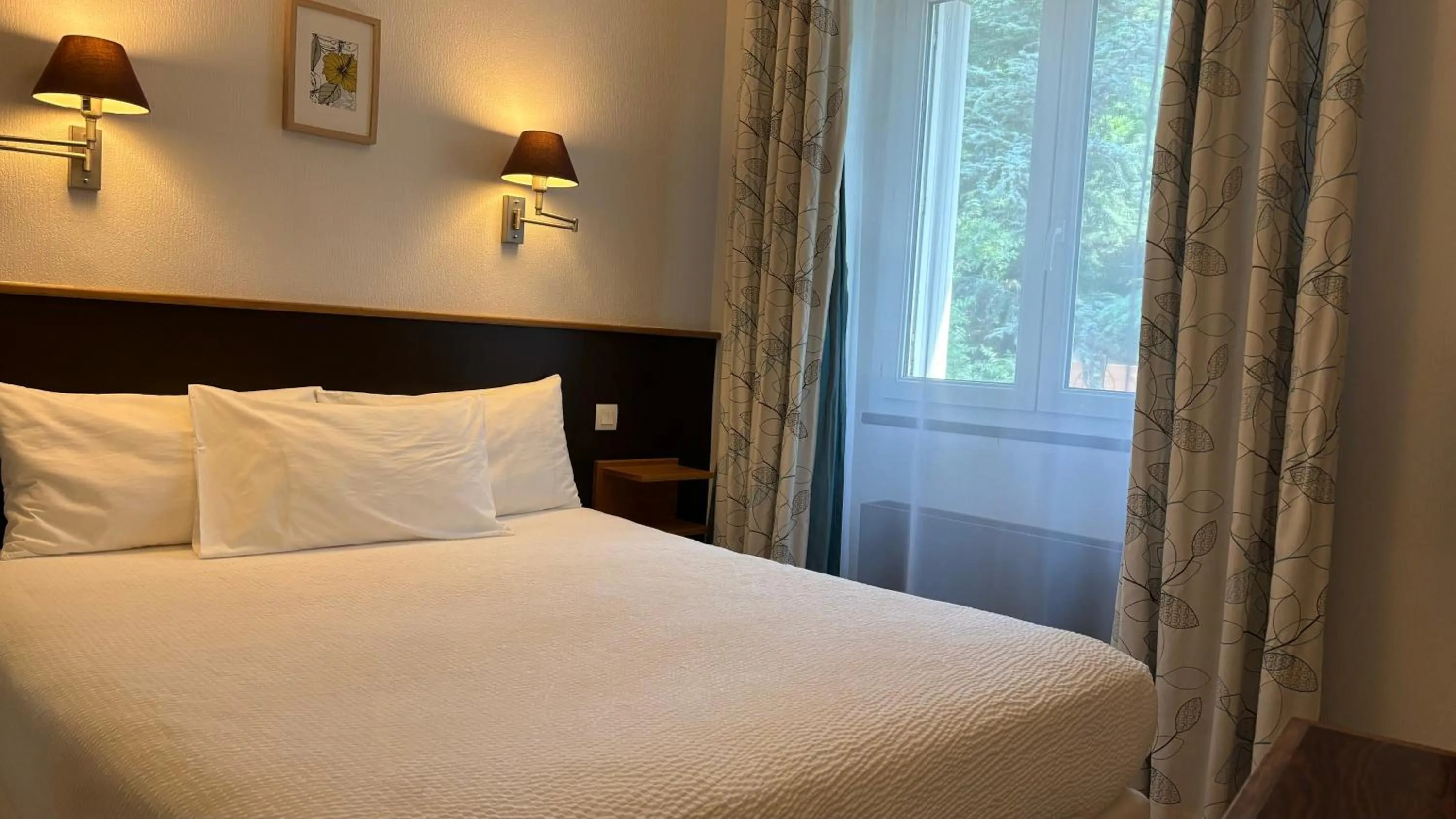 Photo of the whole room, Bed in Logis Hôtel Restaurant Grand Hôtel de Lyon