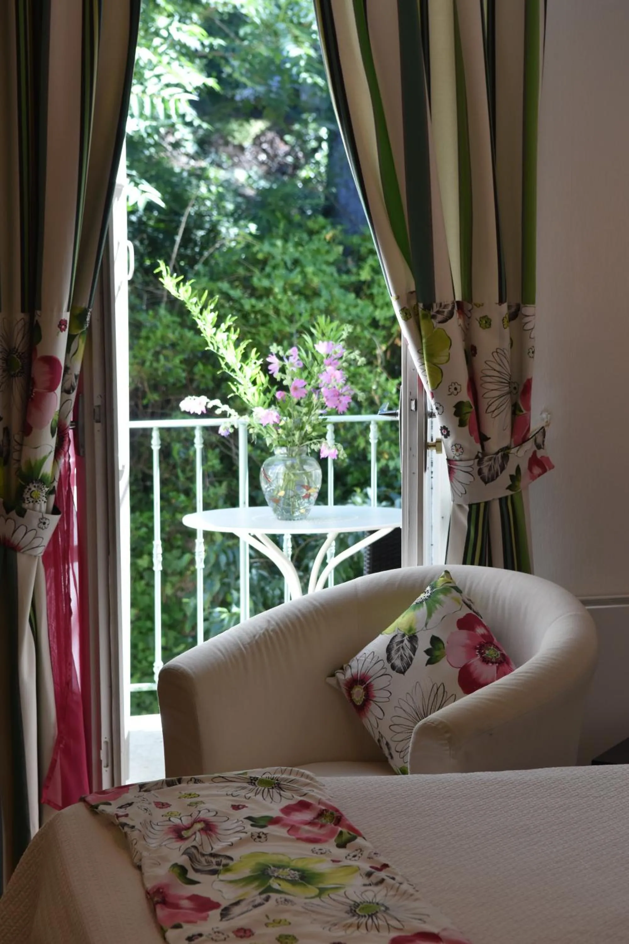 Balcony/Terrace, Bed in Logis Hôtel Restaurant Grand Hôtel de Lyon