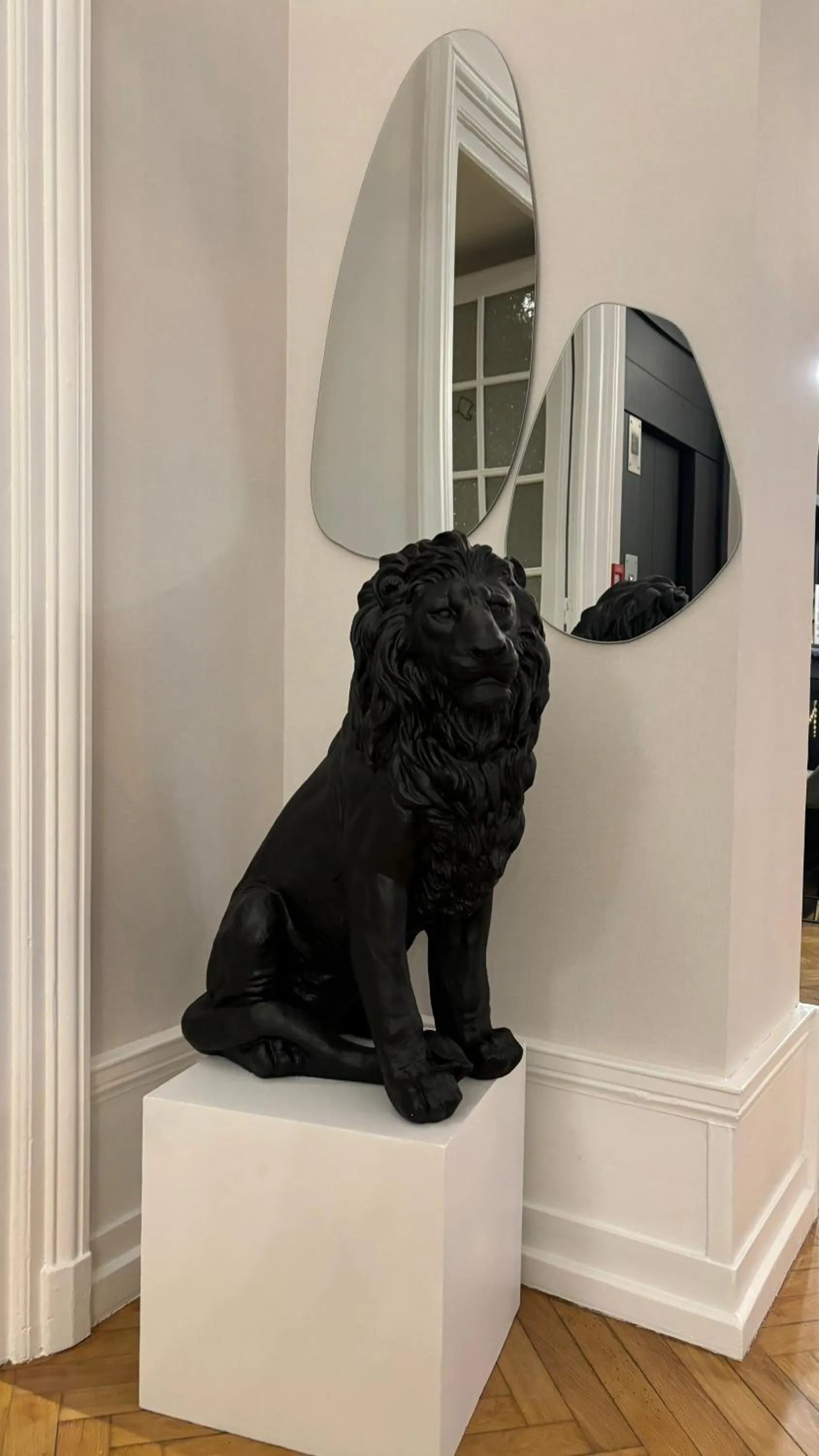 Decorative detail in Logis Hôtel Restaurant Grand Hôtel de Lyon