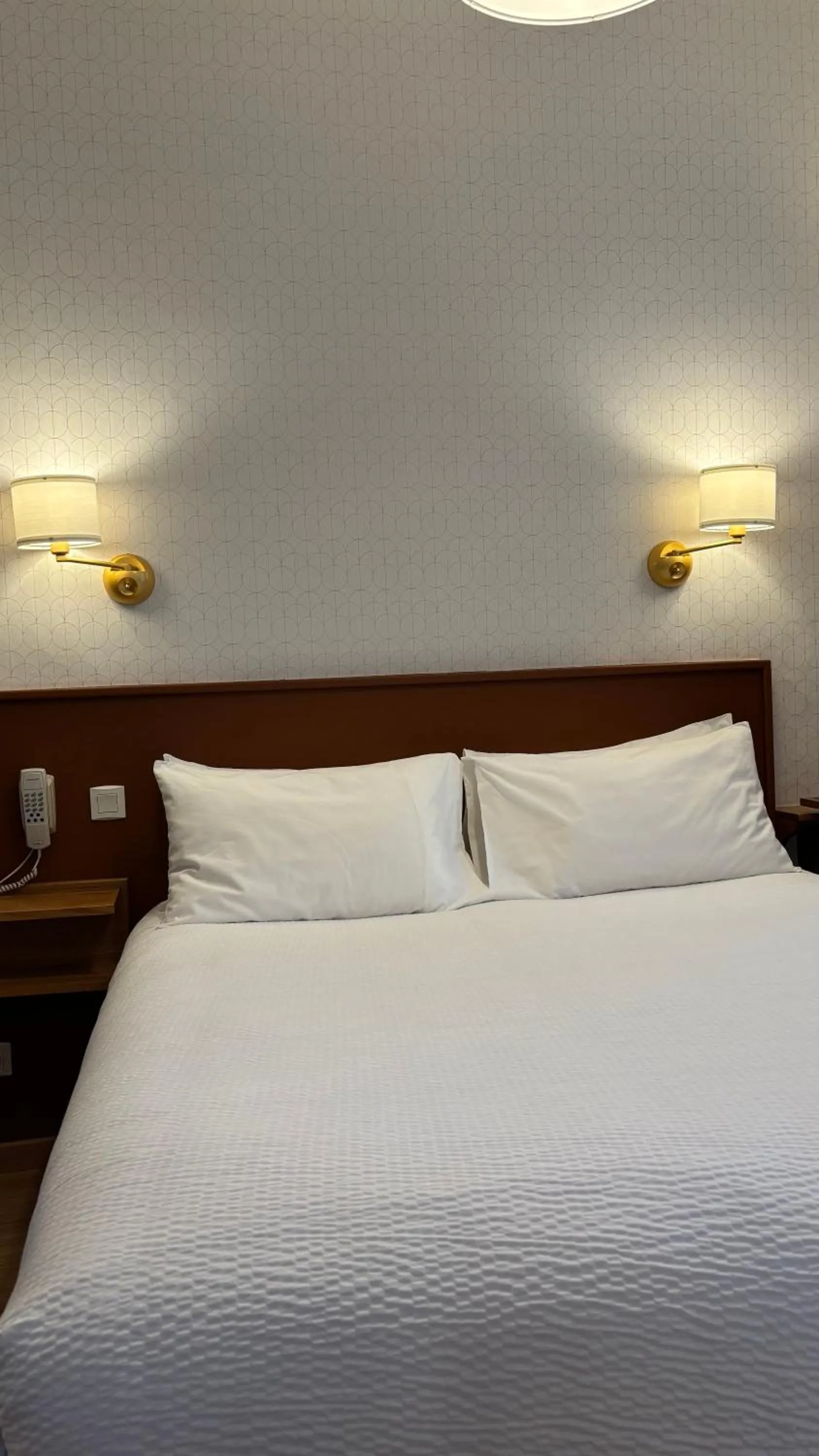 Bed in Logis Hôtel Restaurant Grand Hôtel de Lyon