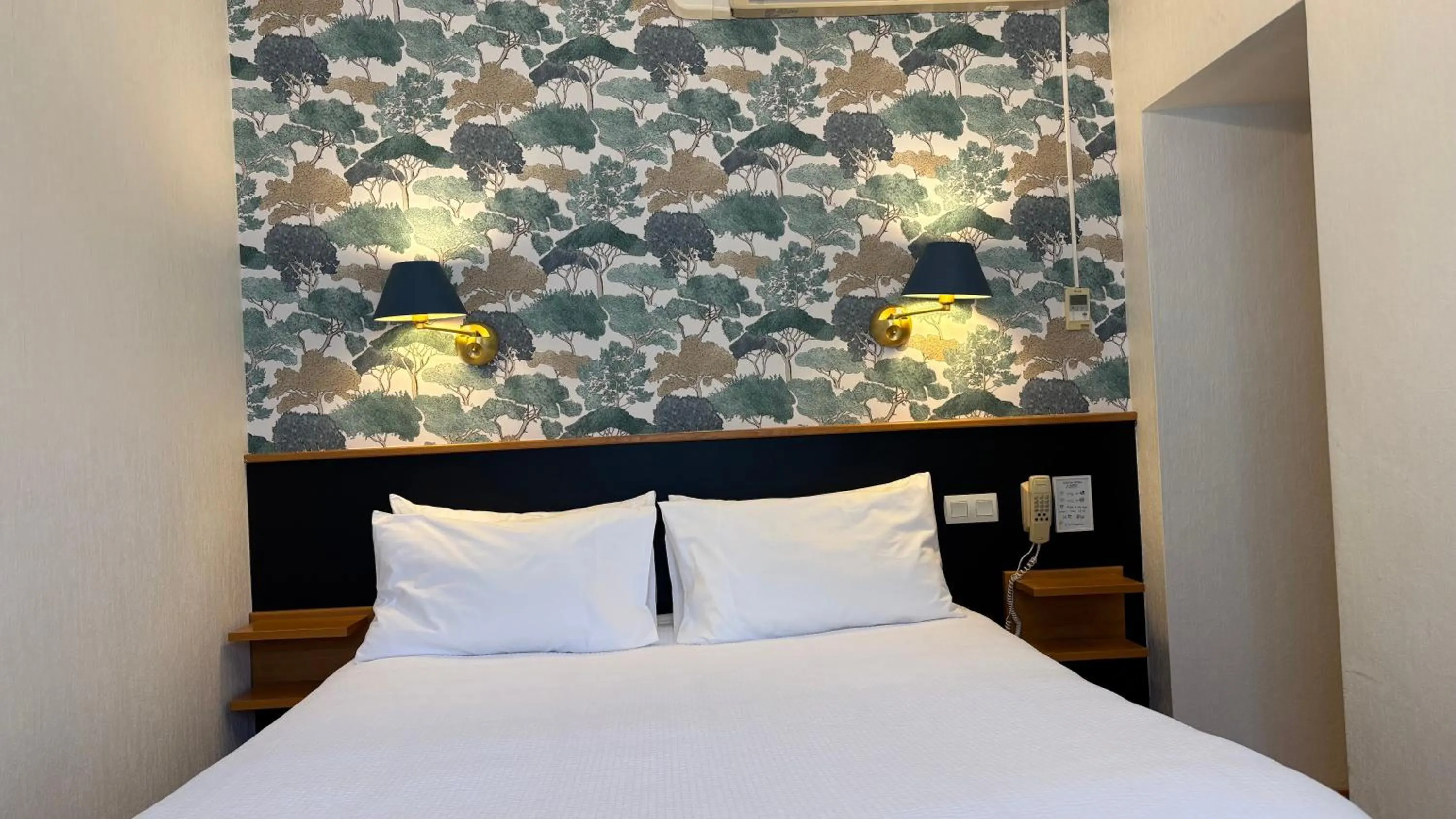 Bed in Logis Hôtel Restaurant Grand Hôtel de Lyon