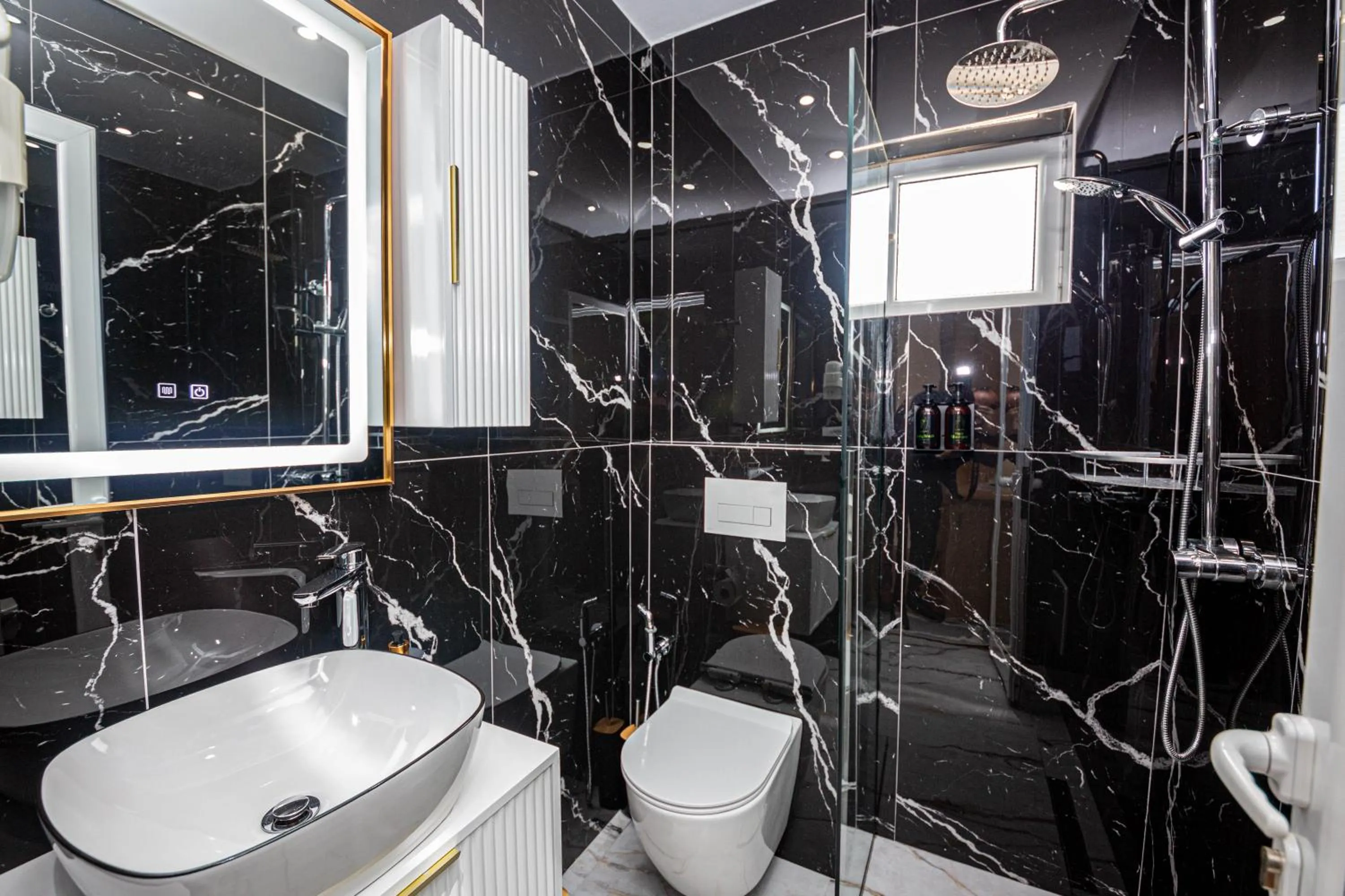 Bathroom in Hotel Murati