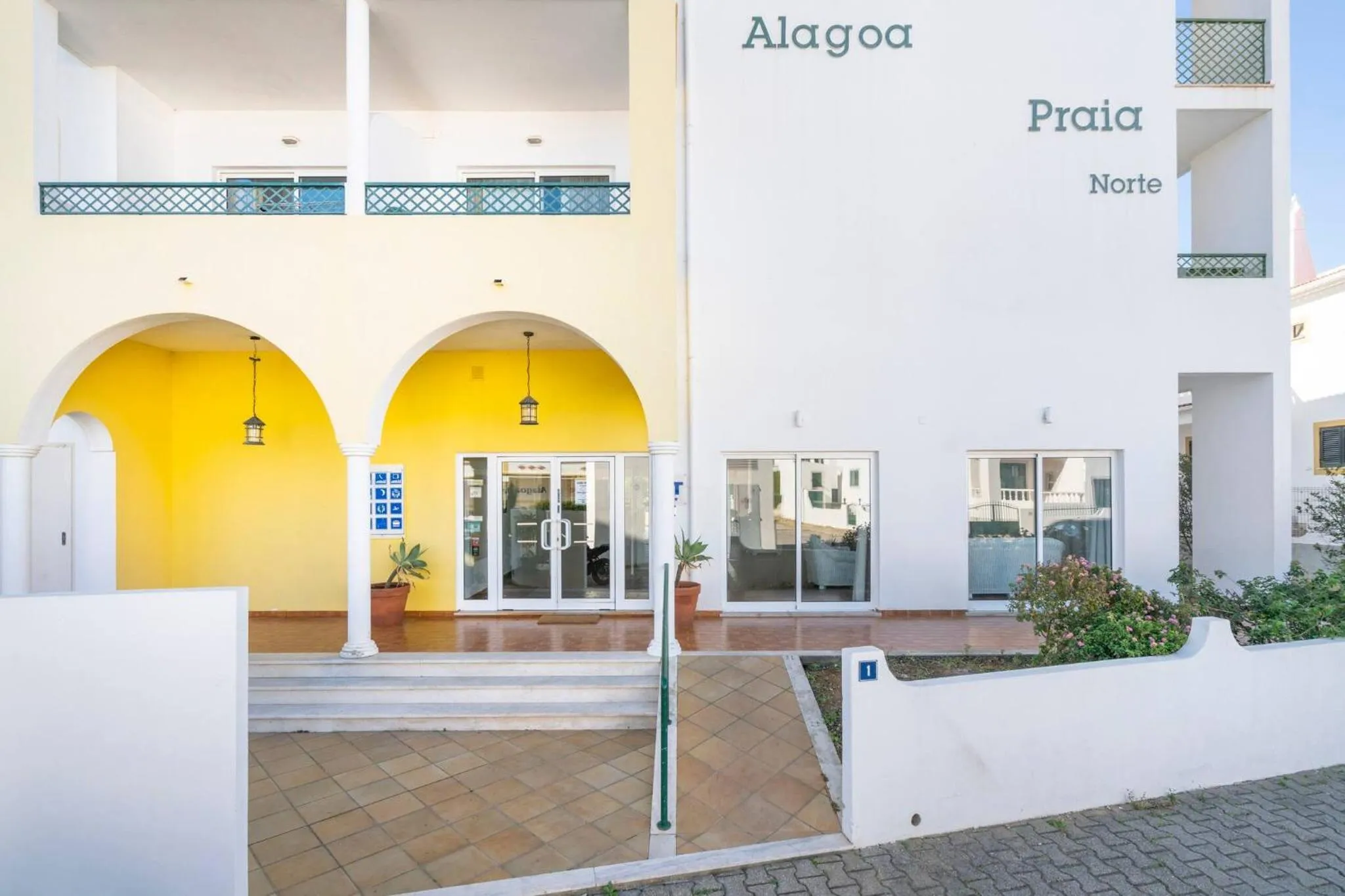 Facade/entrance in Apartamentos Turisticos Alagoa Praia