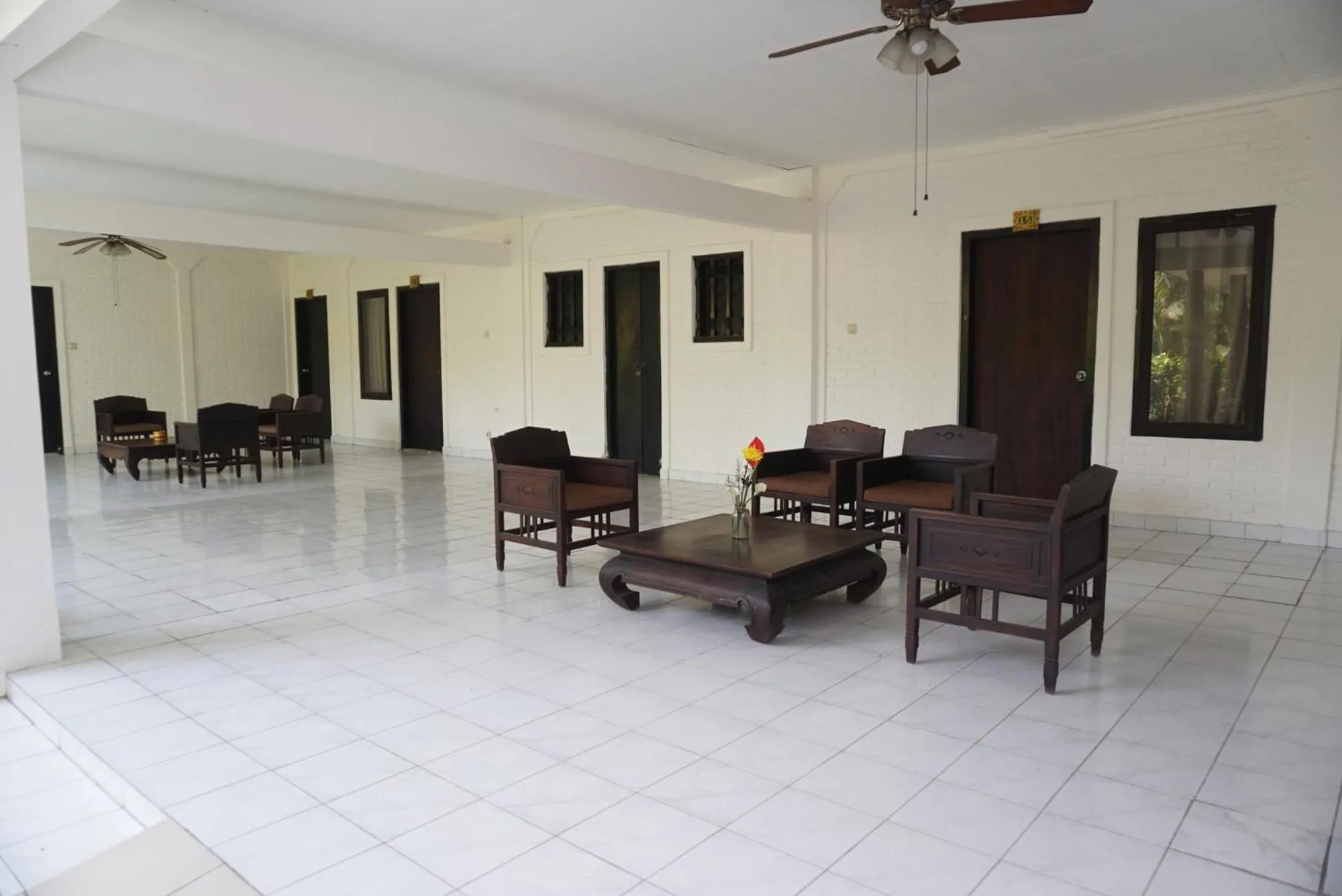 Seating area in Sarinande Hotel