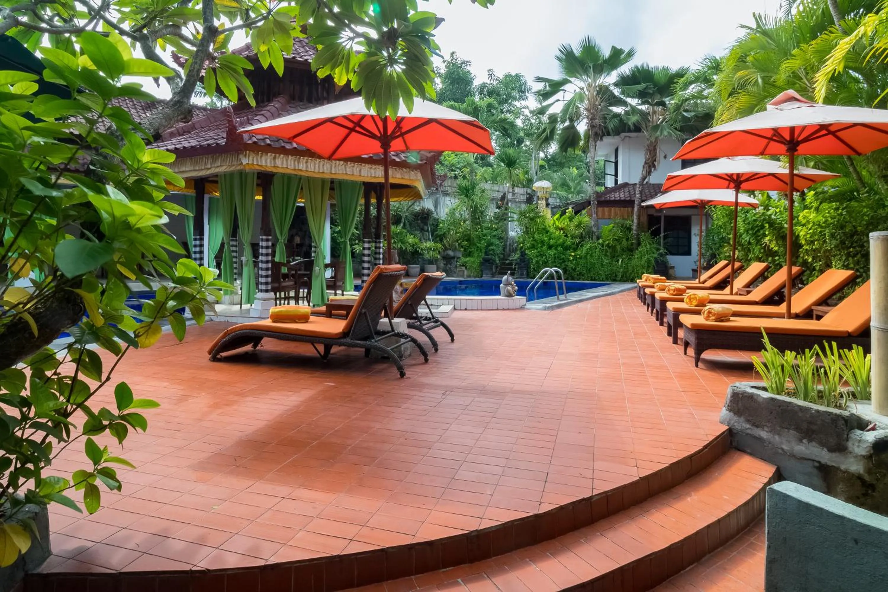 Swimming pool in Sarinande Hotel