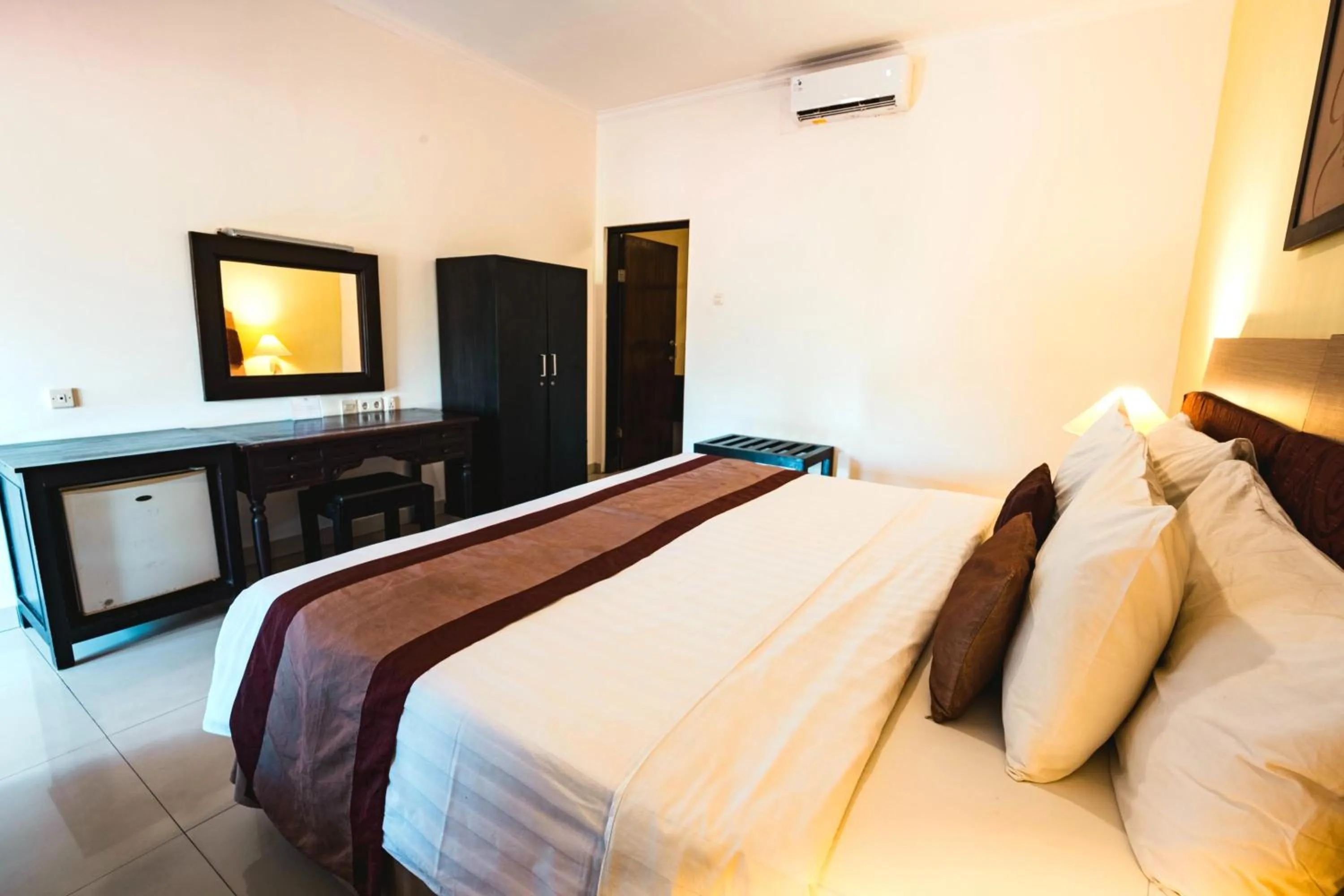 Photo of the whole room, Bed in Sarinande Hotel